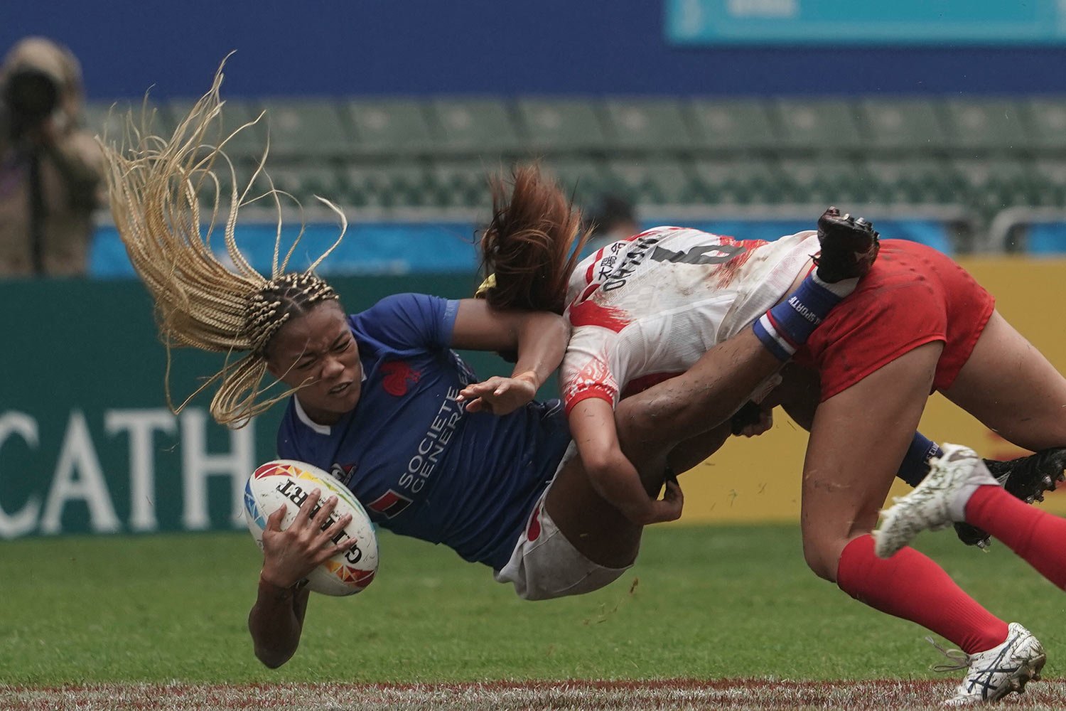  France's Ian Jason is tackled by Japan's Mei Ohtani during the first day of the Hong Kong Sevens rugby tournament in Hong Kong, Friday, March 31, 2023. (AP Photo/Anthony Kwan) 