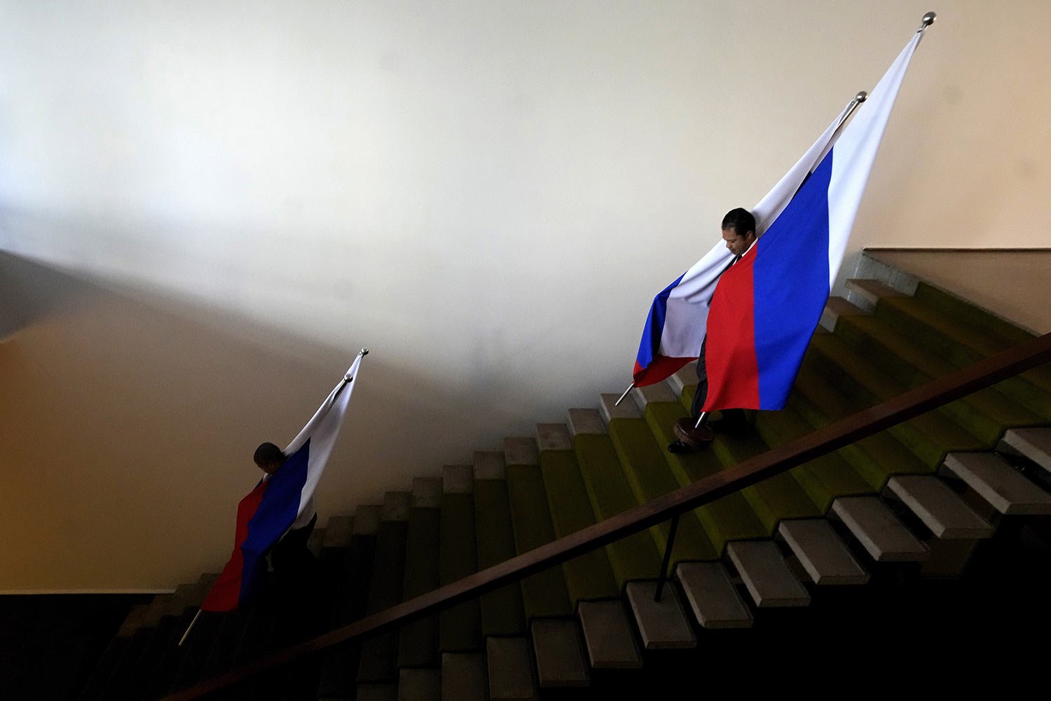  Itamaraty Palace workers carry Russian flags as they prep for the arrival of Russian Foreign Minister Sergey Lavrov in Brasilia, Brazil, April 17, 2023. (AP Photo/Eraldo Peres) 
