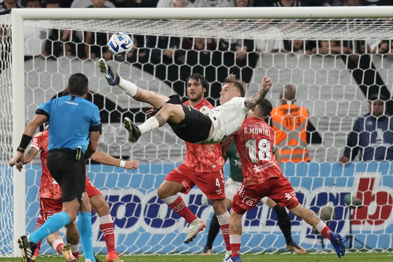  Roger Guedes of Brazil's Corinthians does a bicycle kick at a Copa Libertadores soccer match against Argentina's Argentinos Juniors in Sao Paulo, Brazil, April 19, 2023. (AP Photo/Andre Penner) 