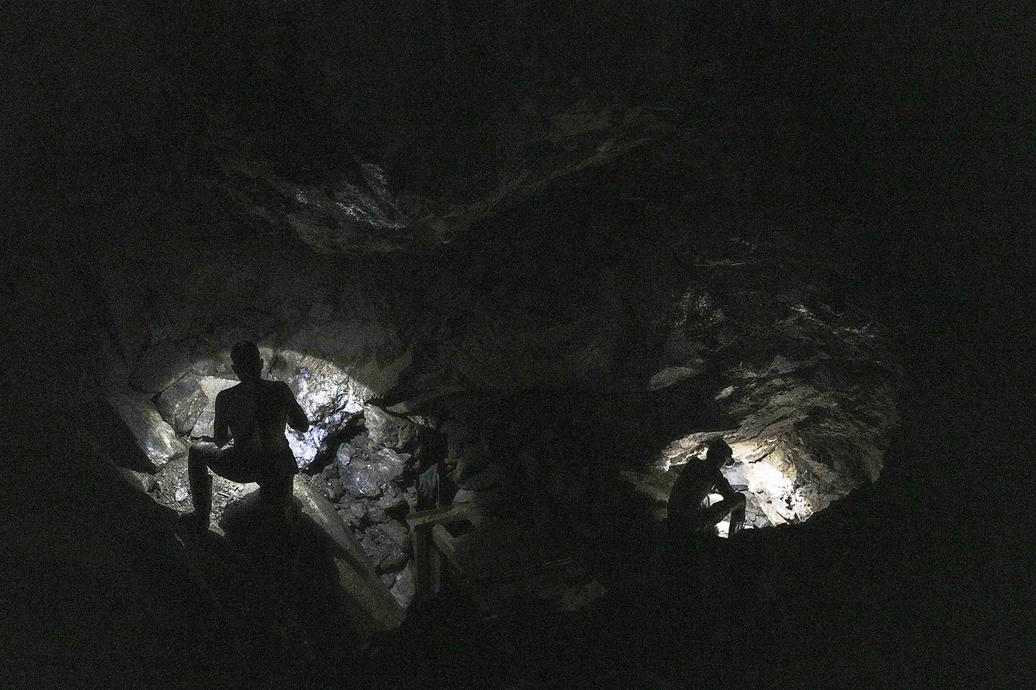  Gold miners work at an underground mine in El Callao, Bolivar state, Venezuela, April 28, 2023. Operators use dynamite to loosen rocks below the surface, where workers descend to work in high heat with no safety gear. (AP Photo/Matias Delacroix) 