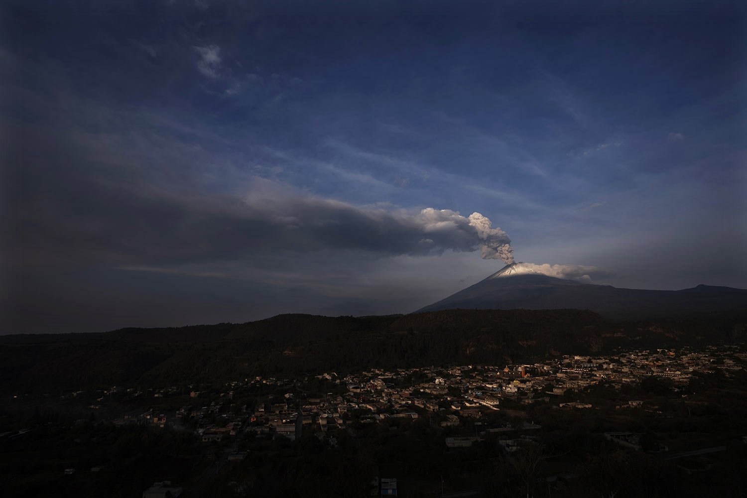  The Popocatepetl volcano spews ash and steam, seen from Santiago Xalitzintla, Mexico, May 24, 2023. (AP Photo/Marco Ugarte) 