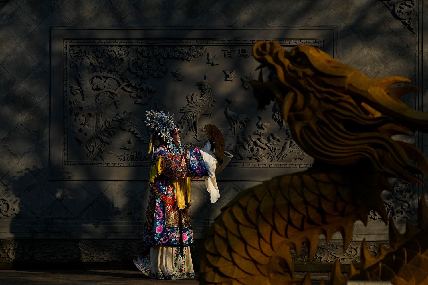  An artist dressed in a Chinese opera costume performs near a dragon statue during an official event at Ting Sun Guan, Heptachord Terrace in Wuhan in central China's Hubei province, Monday, May 8, 2023. (AP Photo/Andy Wong) 