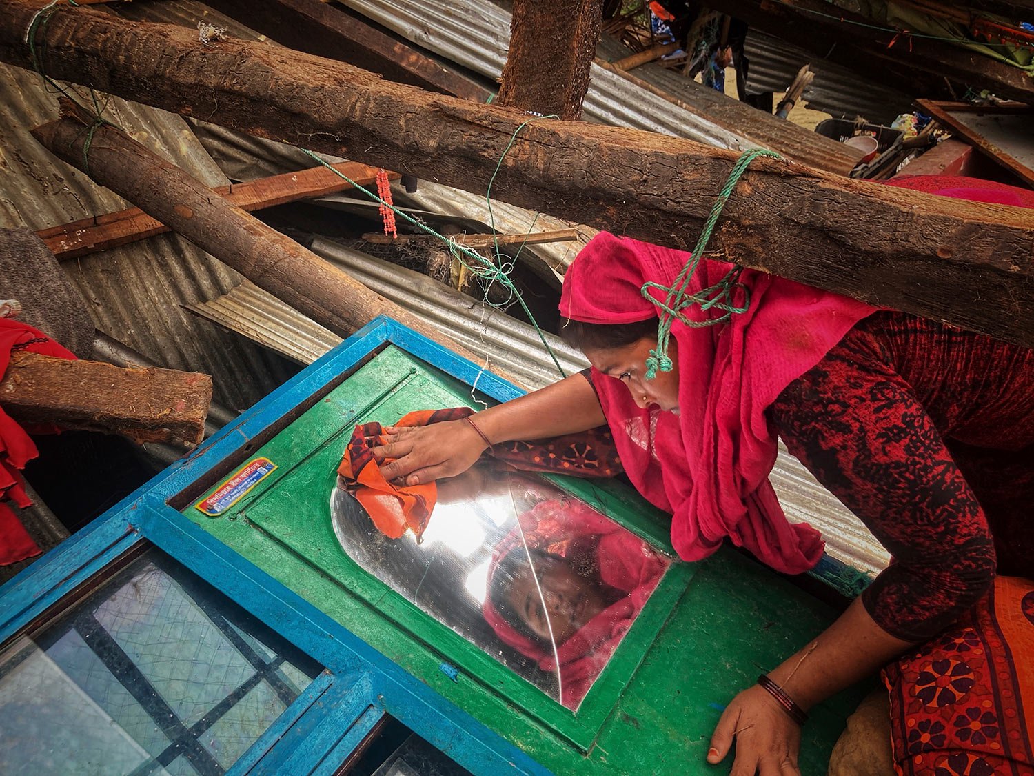  A woman salvages belongings from her home damaged by Cyclone Mocha at Saint Martin island in Cox's Bazar, Bangladesh, Monday, May 15, 2023.  (AP Photo/Al-emrun Garjon) 