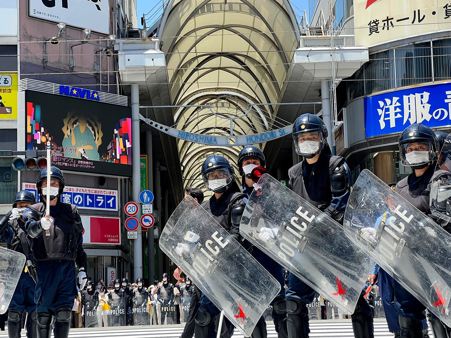  Police prepare to confront protesters marching against the Group of Seven (G7) meeting being held in Hiroshima, western Japan, Sunday, May 21, 2023. (AP Photo/Adam Schreck) 
