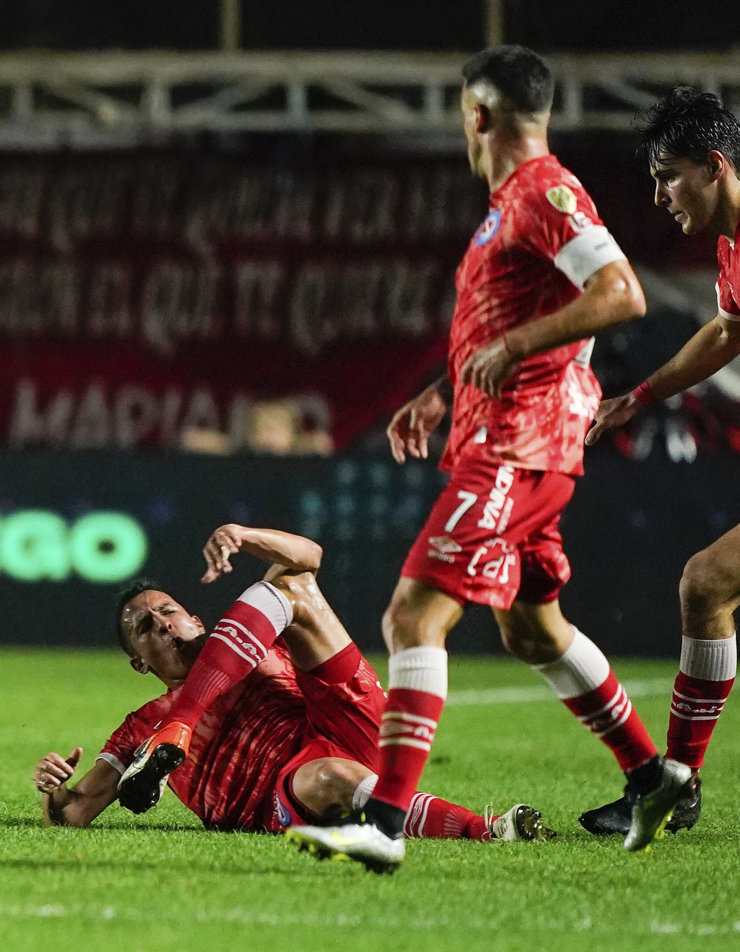  Luciano Sanchez, of Argentina's Argentinos Juniors, snaps his knee during a Copa Libertadores round of 16 first leg soccer match with Brazil's Fluminense in Buenos Aires, Argentina, Aug. 1, 2023. (AP Photo/Ivan Fernandez) 