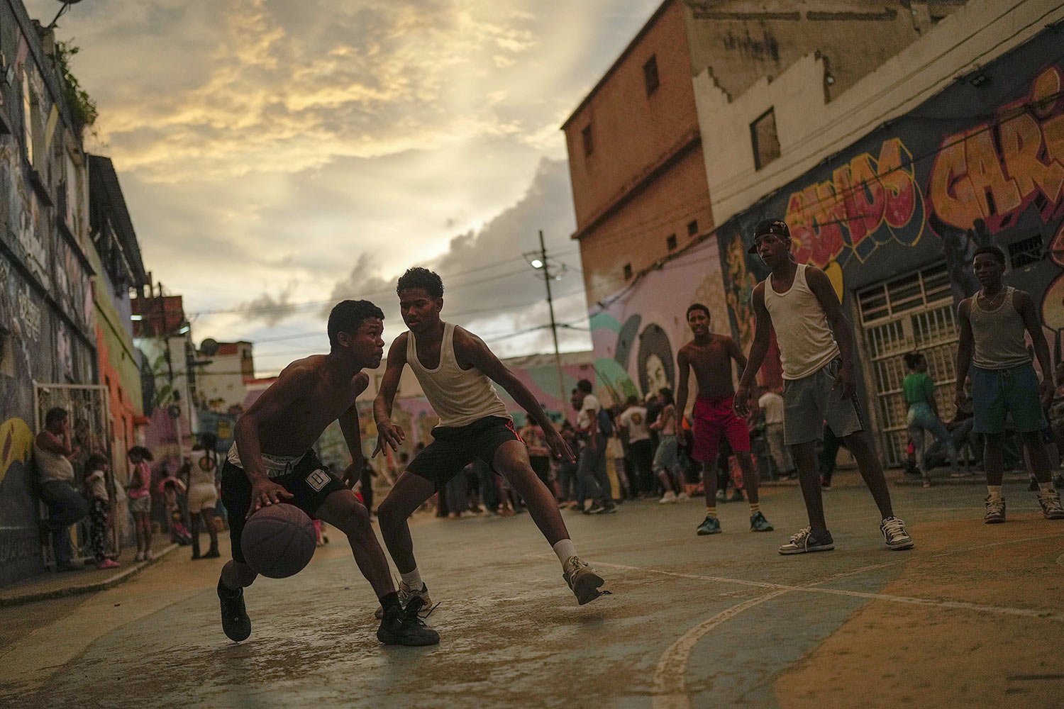  Youths play a pick-up game of basketball in the San Agustin neighborhood of Caracas, Venezuela, Aug. 27, 2023. (AP Photo/Matias Delacroix) 