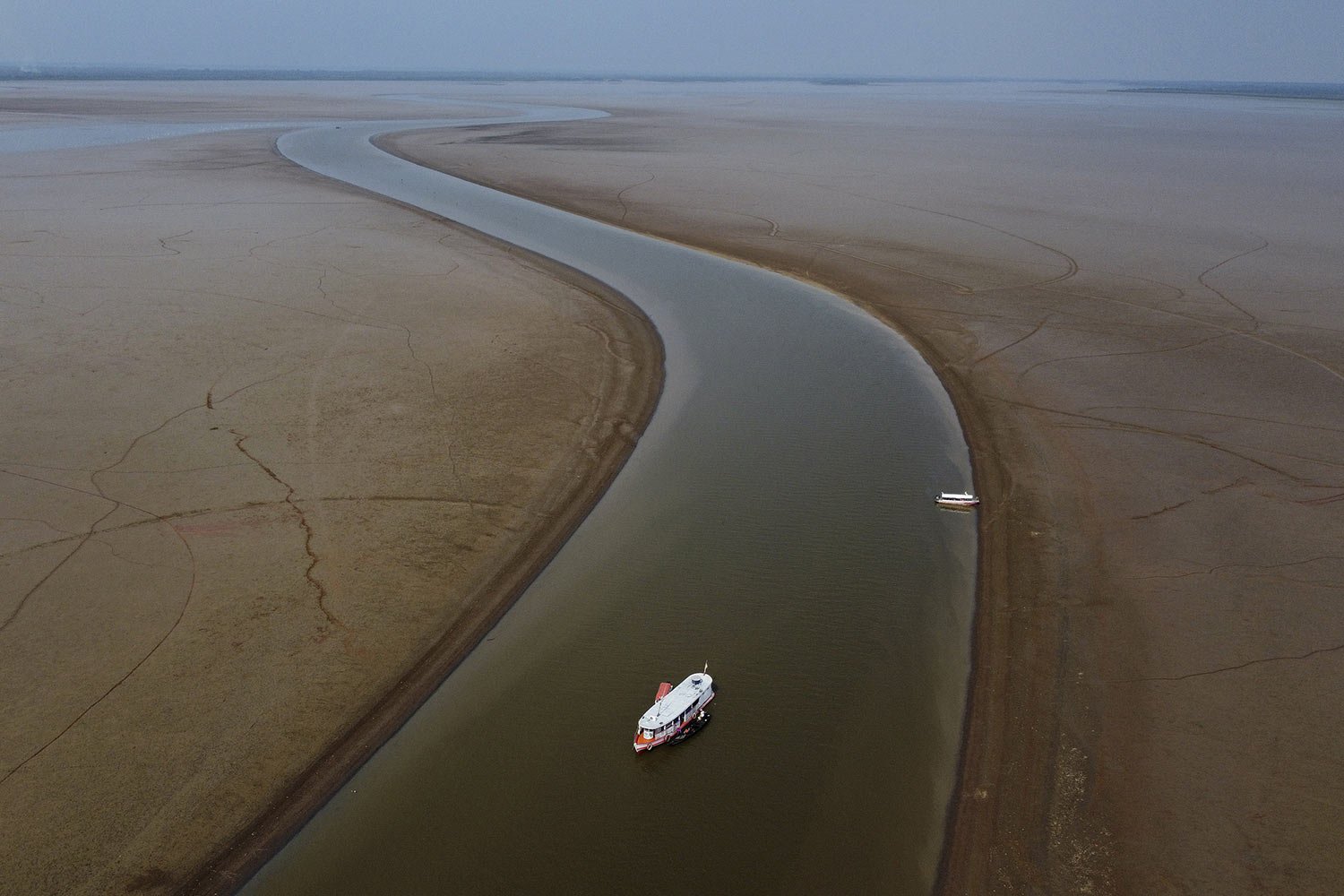  A boat navigates through a section of the Amazon River during a drought in the state of Amazonas, near Manacapuru, Brazil, Sept. 27, 2023. (AP Photo/Edmar Barros) 