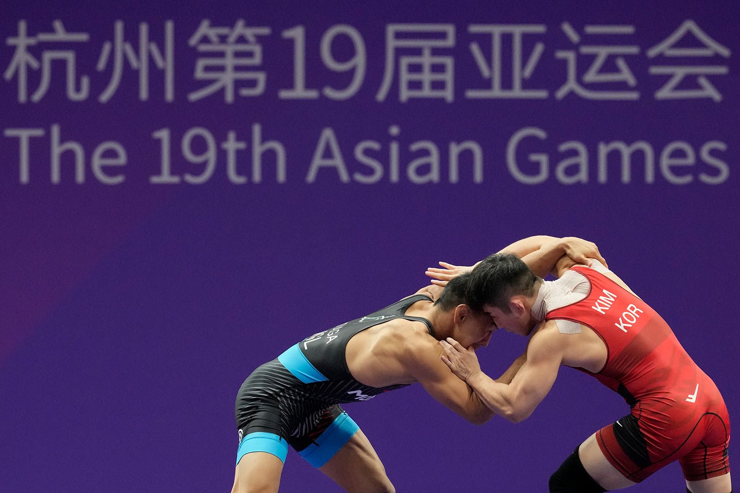  Korea's Kim Changsu, right, and Mongolia's Tulga Tumur-Ochir compete during their Men's Freestyle 65Kg wrestling quarterfinal at the 19th Asian Games in Hangzhou, China, Friday, Oct. 6, 2023. (AP Photo/Aaron Favila) 
