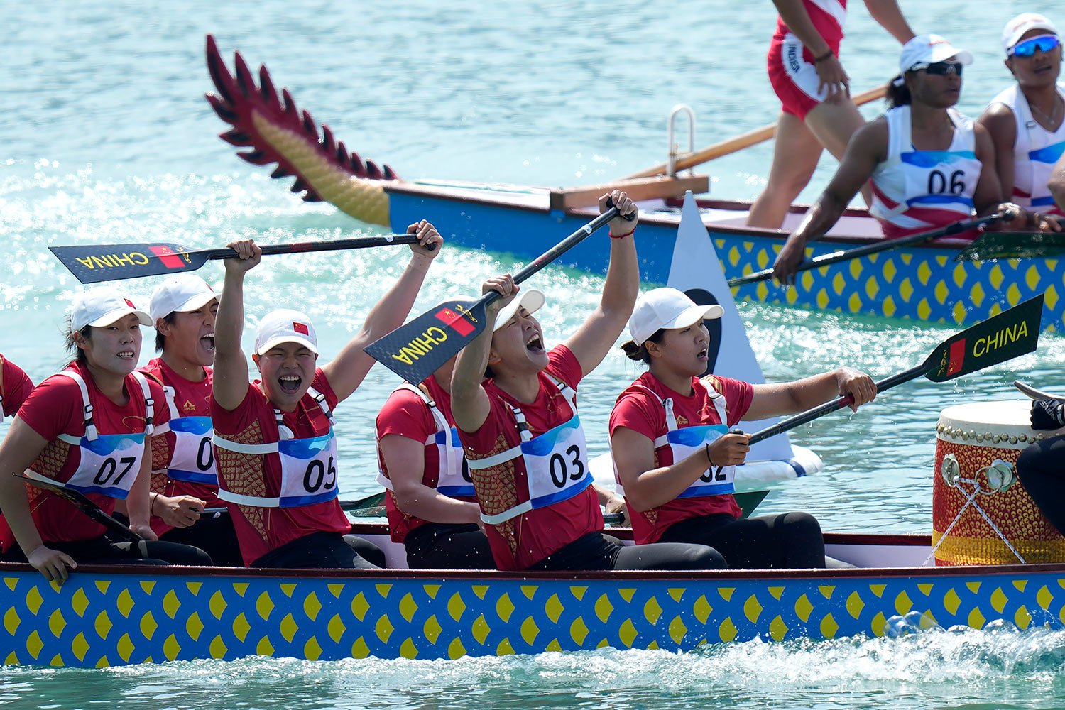  China's dragon boat team celebrates after finishing first in the Women's Dragon Boat 200m Grand Final during the 19th Asian Games at the Wenzhou Dragon Boat Center in Wenzhou, China, Wednesday, Oct. 4, 2023. (AP Photo/Eugene Hoshiko) 