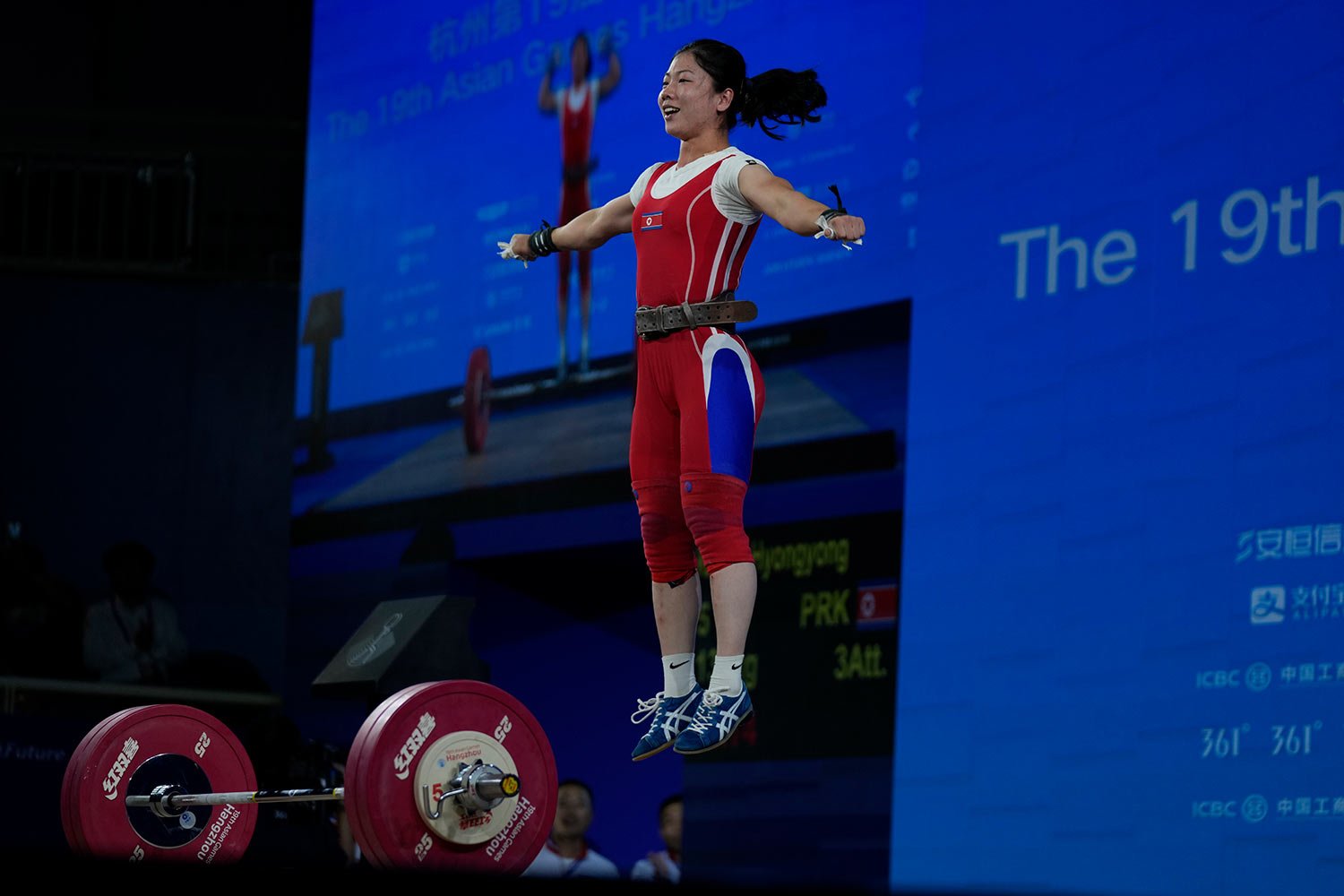  North Korea's Hyongyong Kang celebrates after winning the gold medal in the women's 55kg Group A weightlifting final at 19th Asian Games in Hangzhou, China, Saturday, Sept. 30, 2023. (AP Photo/Aijaz Rahi) 