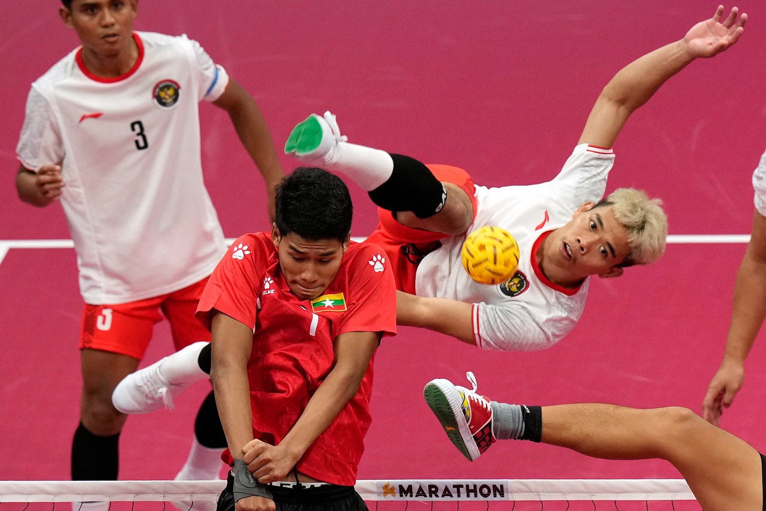  Indonesia's Rusdi Rusdi returns the ball during men's Group A sepaktakraw preliminary match against Myanmar at Jinhua Sports Centre at the 19th Asian Games in Jinhua, China, Jinhua, Monday, Oct. 2, 2023. (AP Photo/Eugene Hoshiko) 