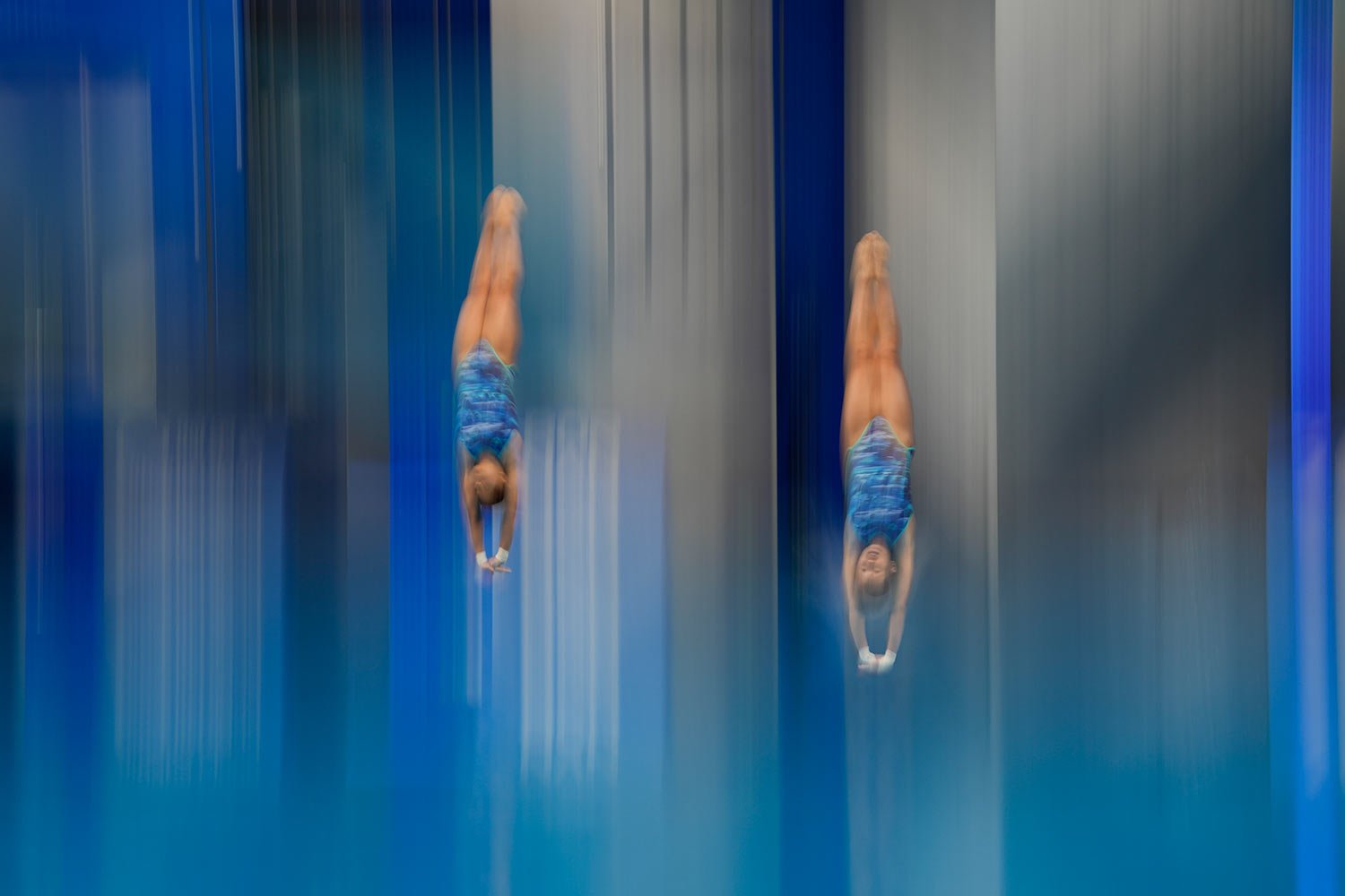 Macau's Zhao Hang U and Lo Ka Wai compete during the women's synchronised 10m platform diving final of the 19th Asian Games in Hangzhou, China, Saturday, Sept. 30, 2023. (AP Photo/Aaron Favila) 