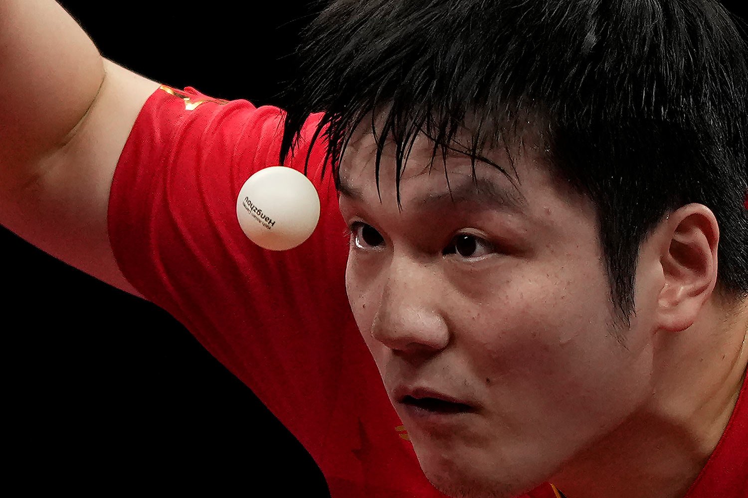  China's Fan Zhendong serves the ball to South Korea's Jang Woojin in the Table Tennis Men's Singles semi-final match for the 19th Asian Games in Hangzhou, Monday, Oct. 2, 2023. (AP Photo/Ng Han Guan) 