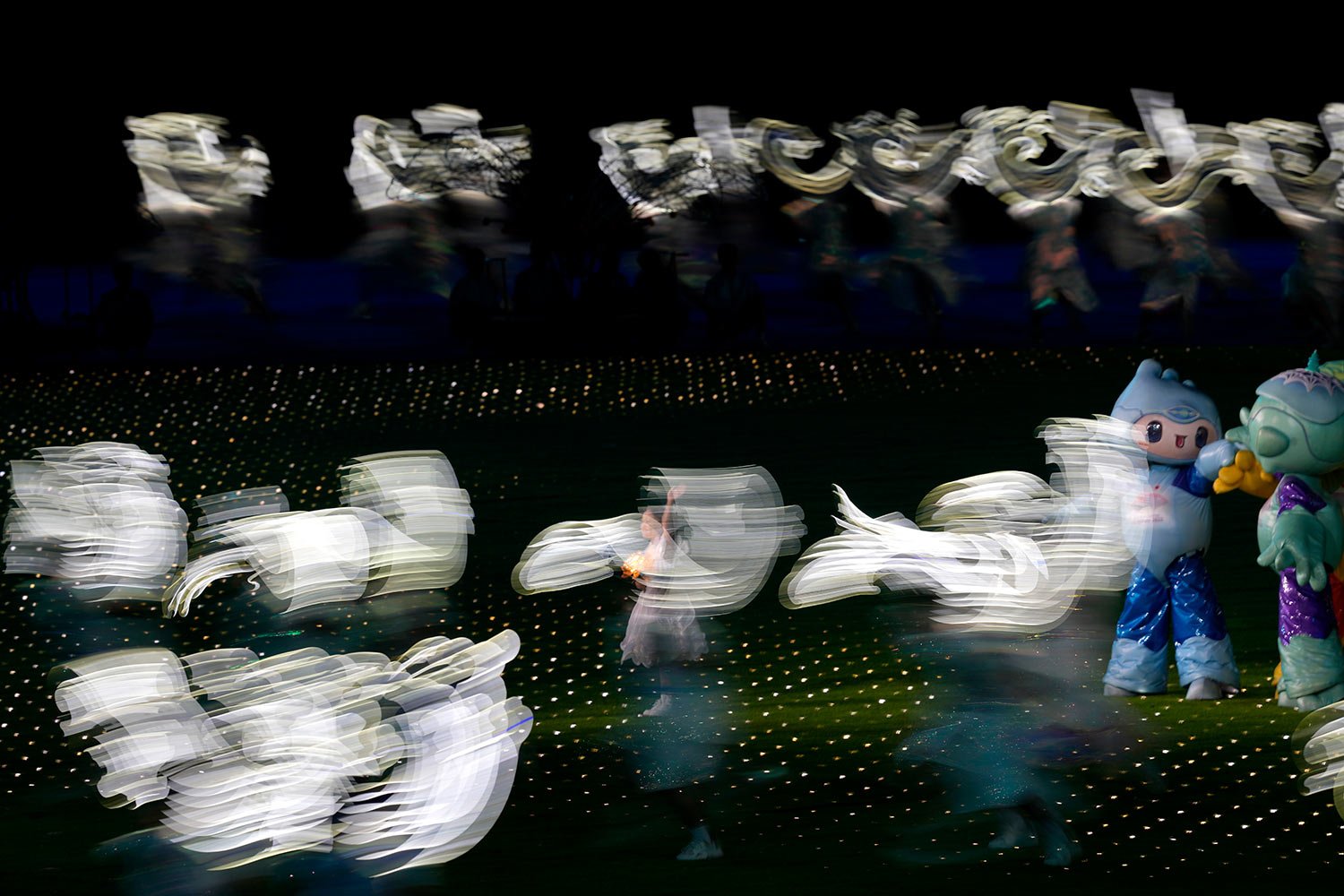  Dancers perform during the closing ceremony of the 19th Asian Games in Hangzhou, China, Sunday, Oct. 8, 2023. (AP Photo/Aaron Favila) 