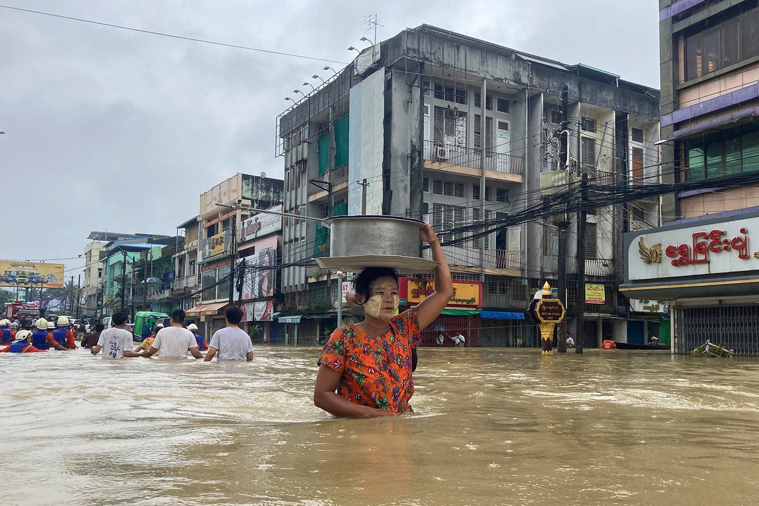  Local resident wades through a flooded road in Bago, about 80 kilometers (50 miles) northeast of Yangon, Myanmar, Myanmar, Tuesday, Oct. 10, 2023. F (AP Photo/Thein Zaw) 