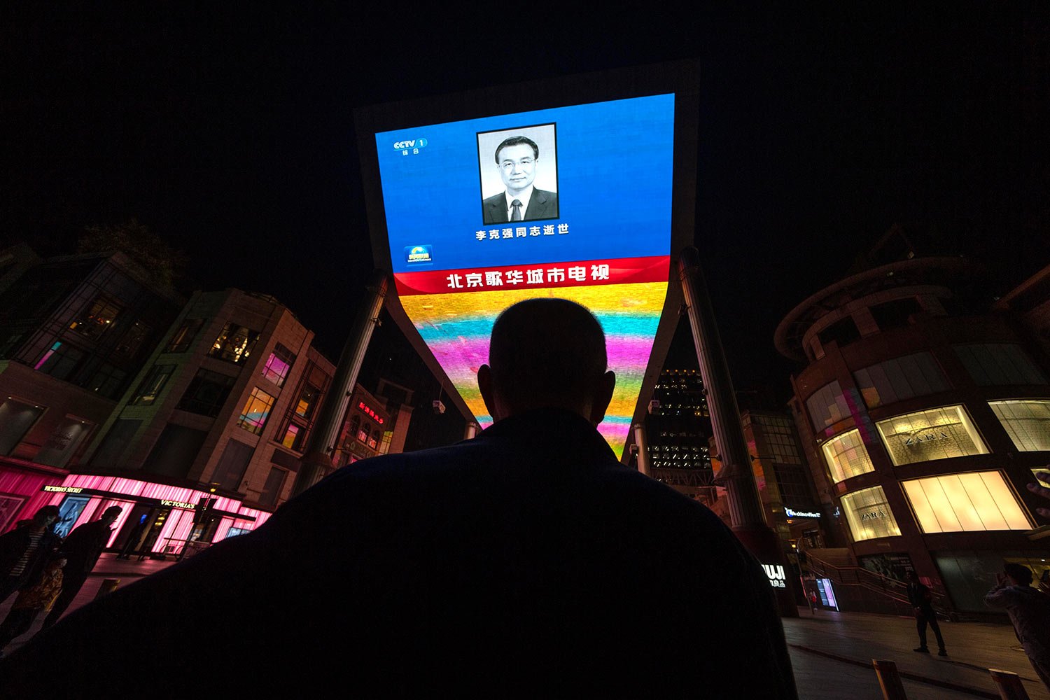  The evening news broadcast shows an obituary photo of the former Premier Li Keqiang on a giant LED screen in Beijing, Friday, Oct. 27, 2023. (AP Photo/Ng Han Guan) 