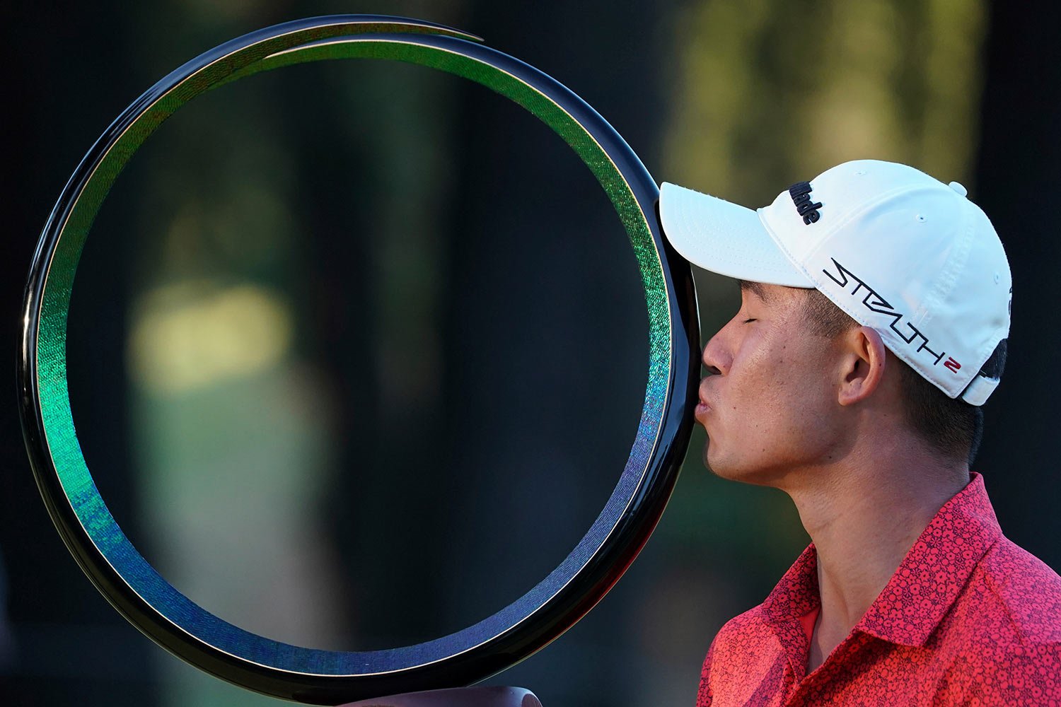  Collin Morikawa of the United States kisses the trophy after winning the PGA Tour Zozo Championship at the Narashino Country Club in Inzai on the outskirts of Tokyo, Sunday, Oct. 22, 2023. (AP Photo/Tomohiro Ohsumi) 
