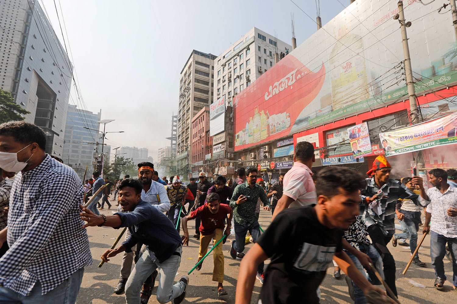  Activists of the Bangladesh Nationalist Party run after clashing with police during a protest in Dhaka, Bangladesh, Saturday, Oct. 28, 2023. (AP Photo/Mahmud Hossain Opu) 