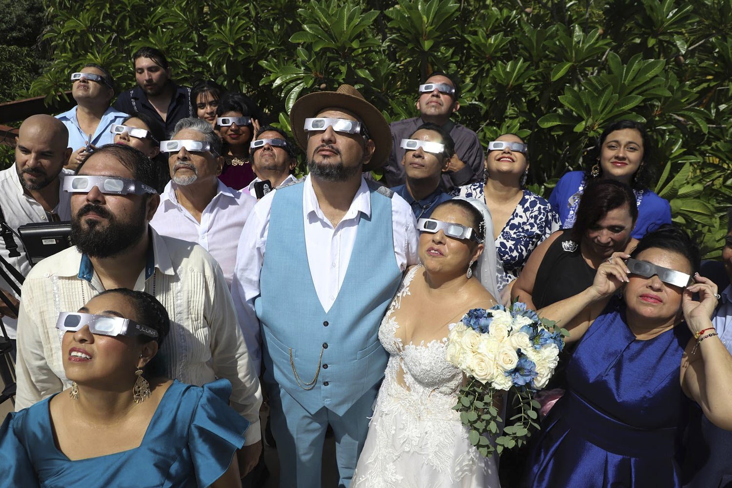  Isaac Medina, center, and Jazmin Gonzalez, center right, watch a "ring of fire" solar eclipse before their wedding ceremony in Merida, Mexico, Oct. 14, 2023. (AP Photo/Martin Zetina) 