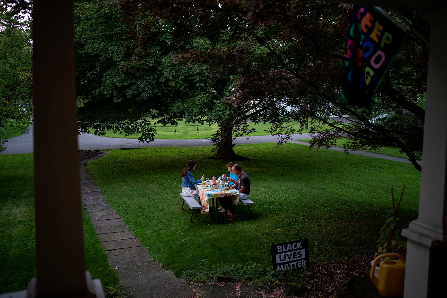  Rev. Stephen Cady, right, has dinner with this children, Ellie, 16, left, and Charlie, 14, outside their home in Rochester, N.Y.,  Monday, Aug. 21, 2023. (AP Photo/David Goldman)  