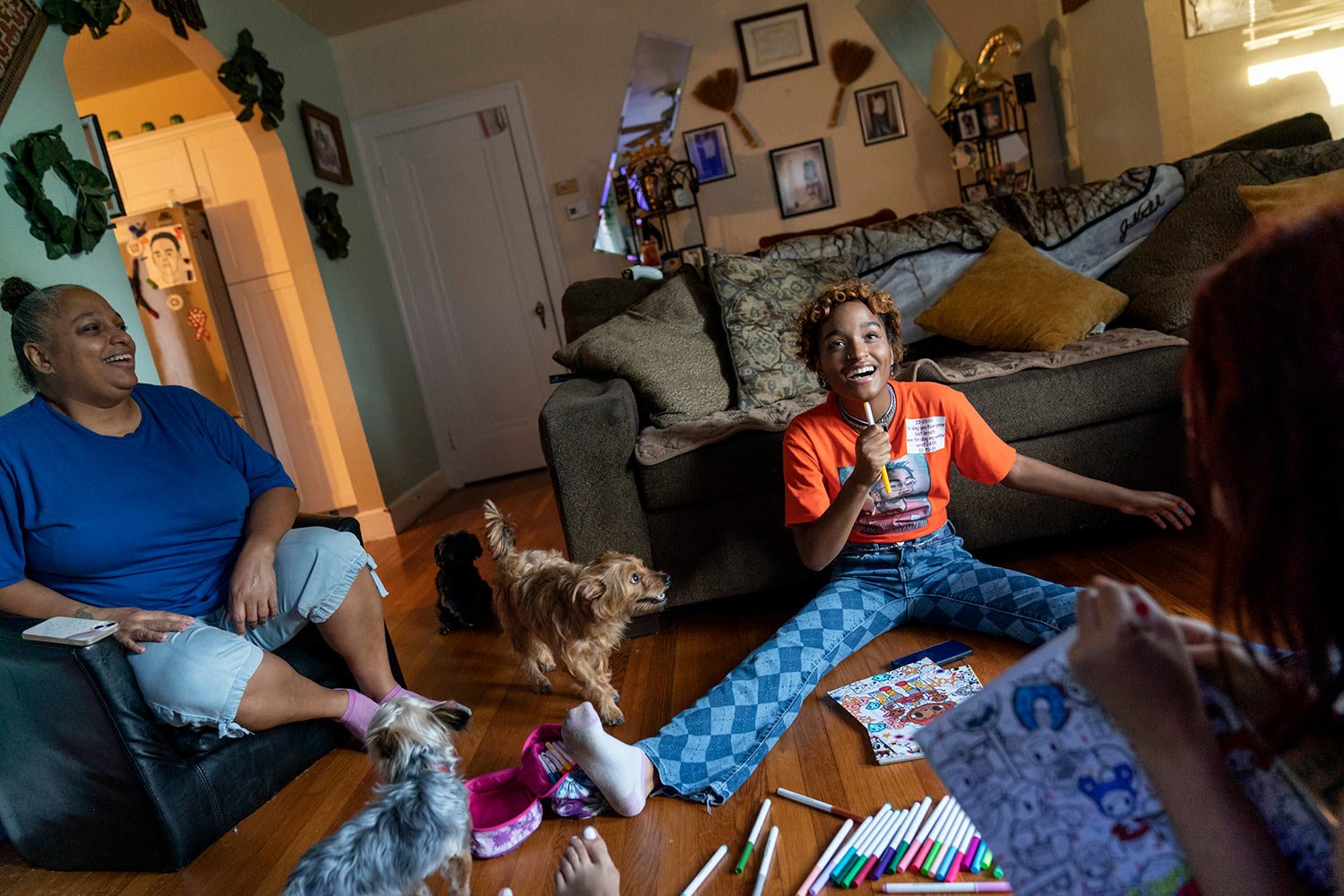  Navada Gwynn, 15, center, sings in the living room next to her mother, Krista, left, and sister, Victoria, 21, in Louisville, Ky, Monday, Aug. 28, 2023. (AP Photo/David Goldman)  