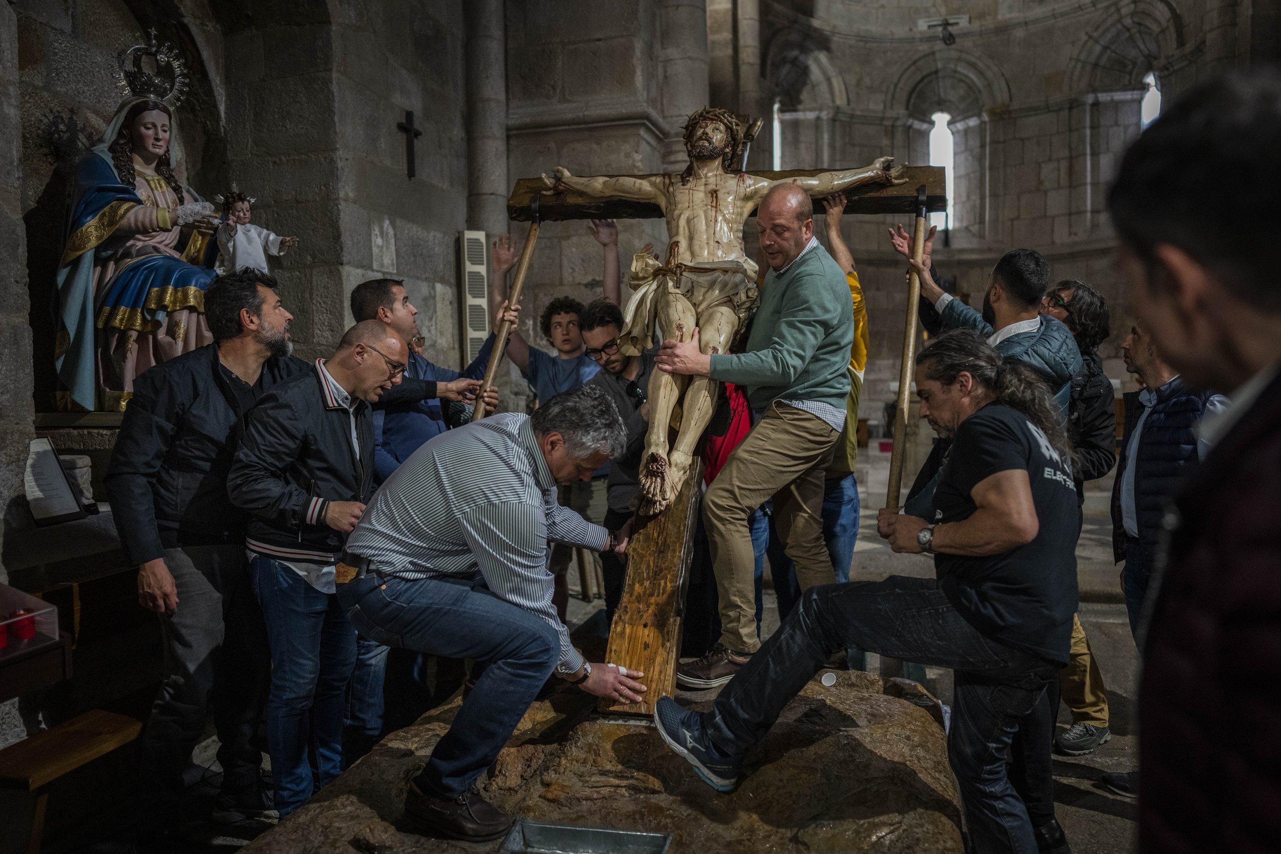  Members of the "Las Siete Palabras" brotherhood place the "Cristo de la Agonía" as part of the preparation for a Holy Week procession in Zamora, Spain, on April 3, 2023. (AP Photo/Bernat Armangue) 