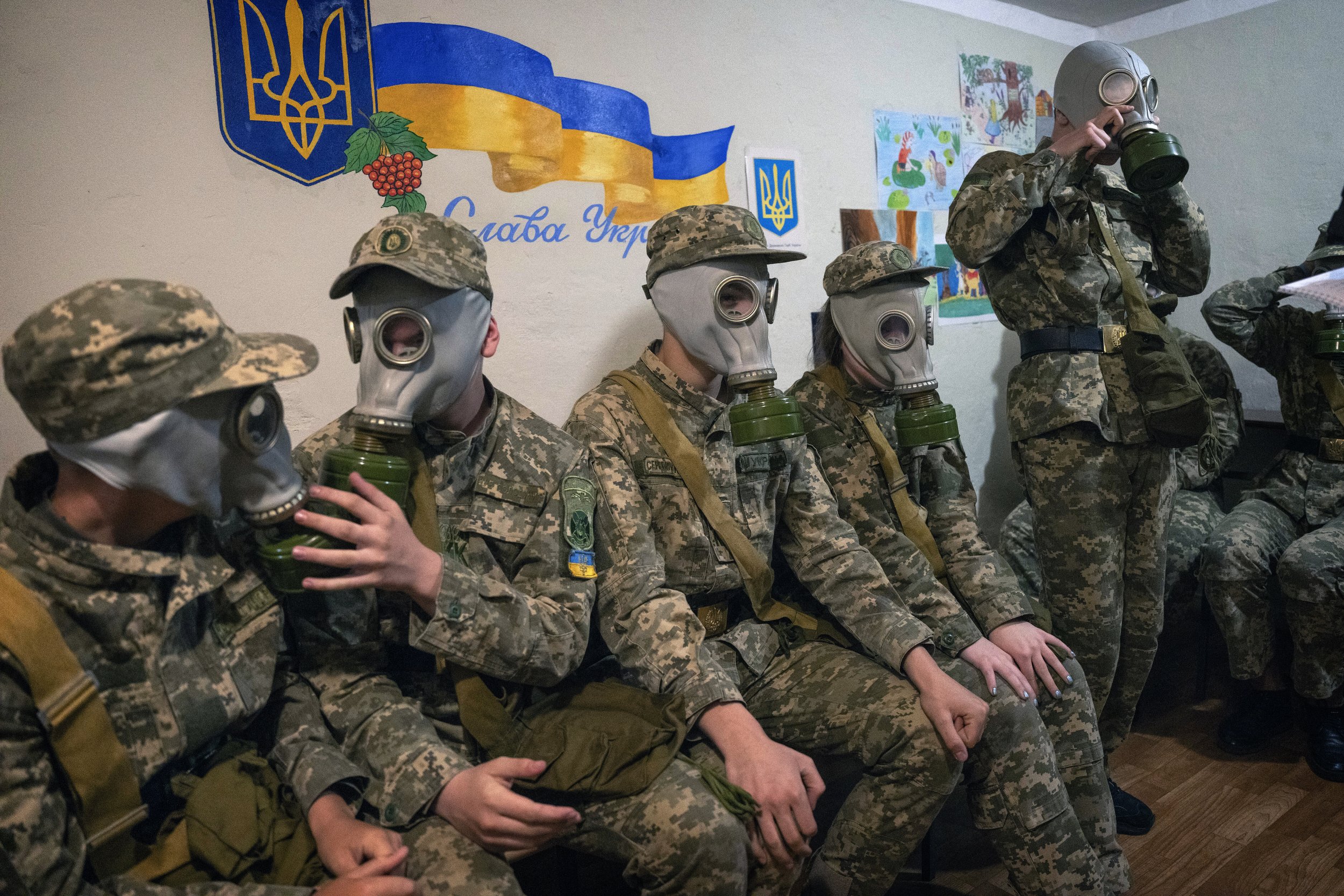  Cadets practice with gas masks during a lesson in a bomb shelter in a cadet lyceum in Kyiv, Ukraine, on June 6, 2023. (AP Photo/Efrem Lukatsky) 