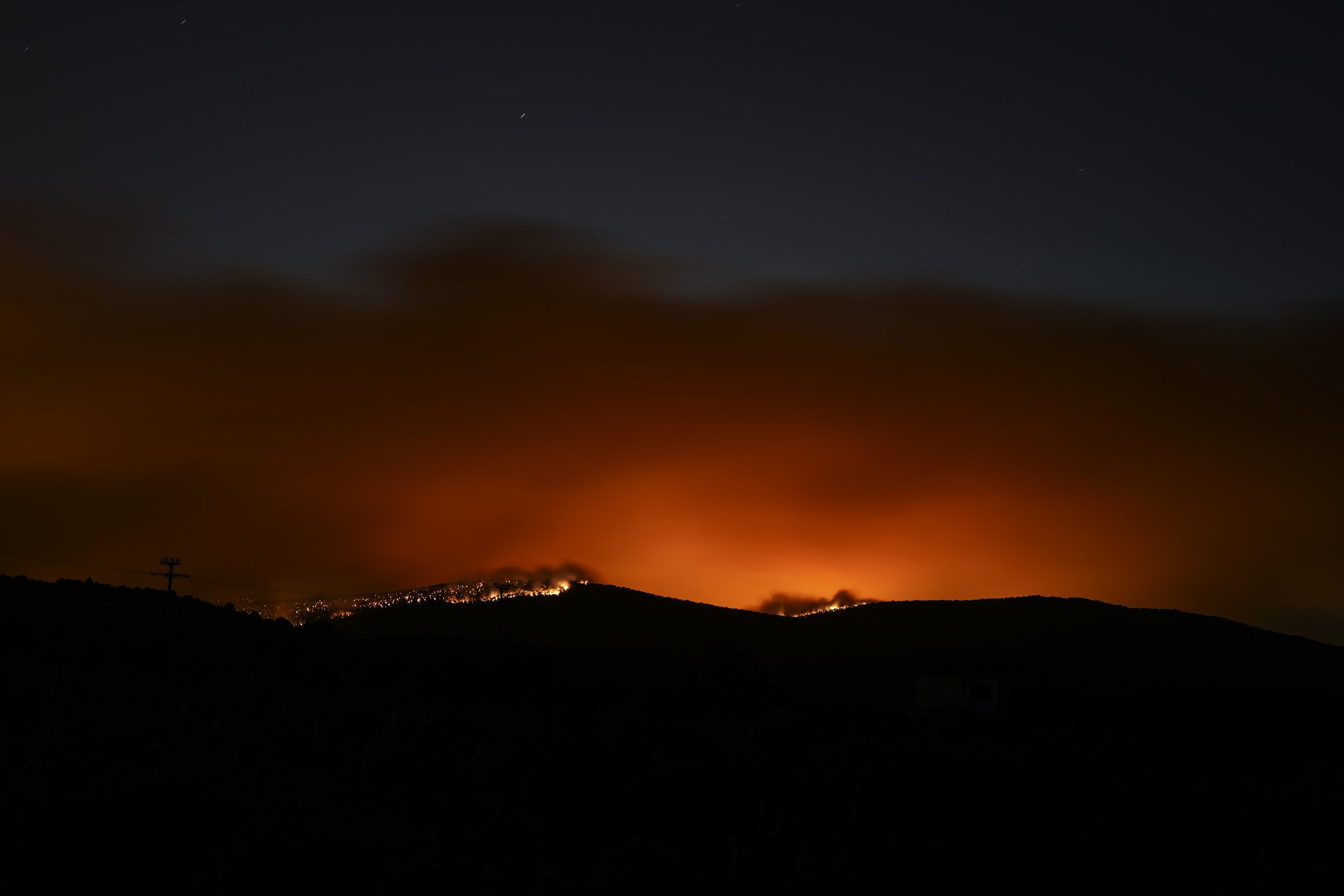  Fire burns in a forest in Dervenohoria, northwest of Athens, early on July 18, 2023. (AP Photo/Petros Giannakouris) 