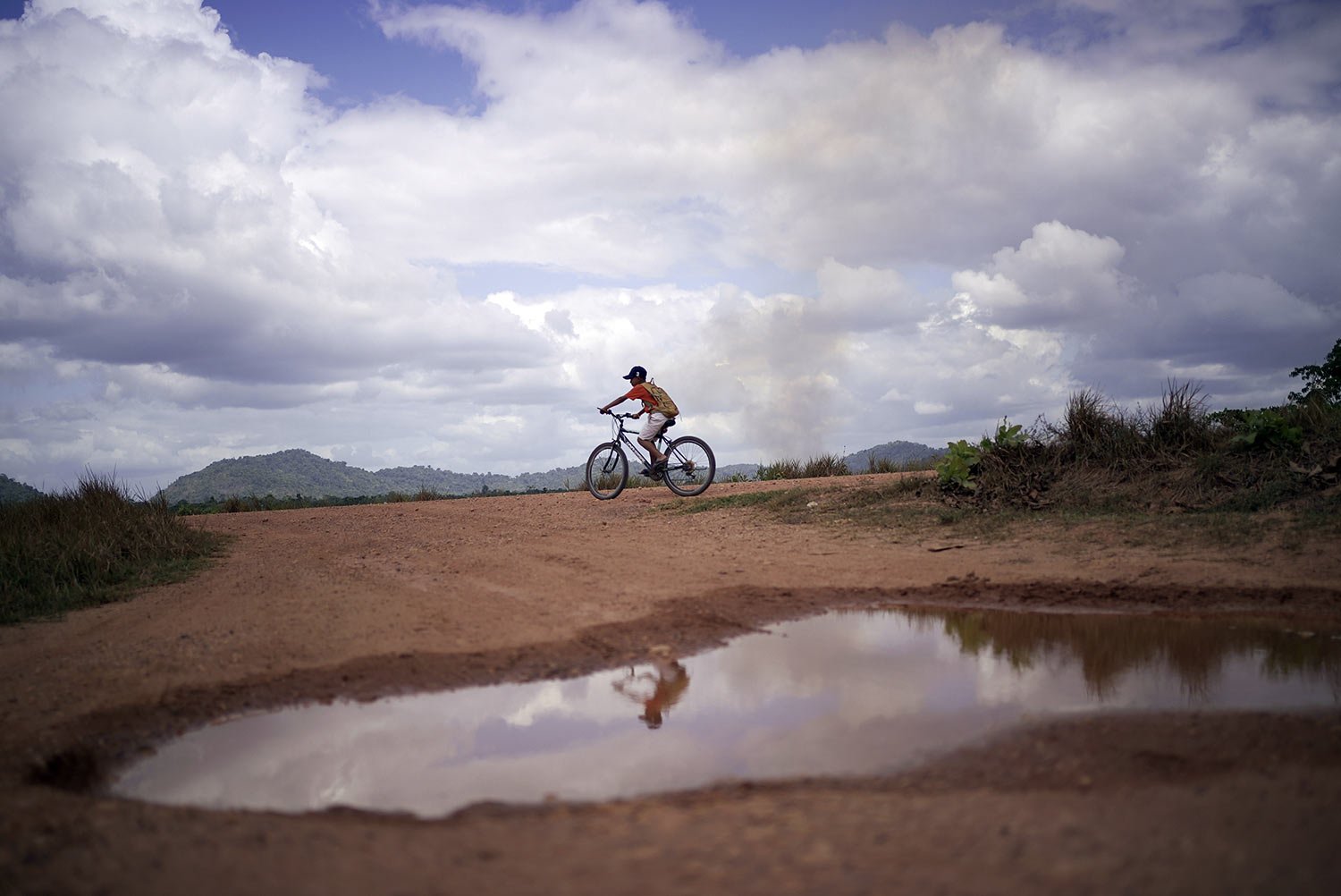  A youth rides a bicycle through the village of Wowetta, located in the Essequibo, Guayana, Nov. 18, 2023. Venezuela has long claimed Guyana’s Essequibo region — a territory larger than Greece and rich in oil and minerals. (AP Photo/Juan Pablo Arraez