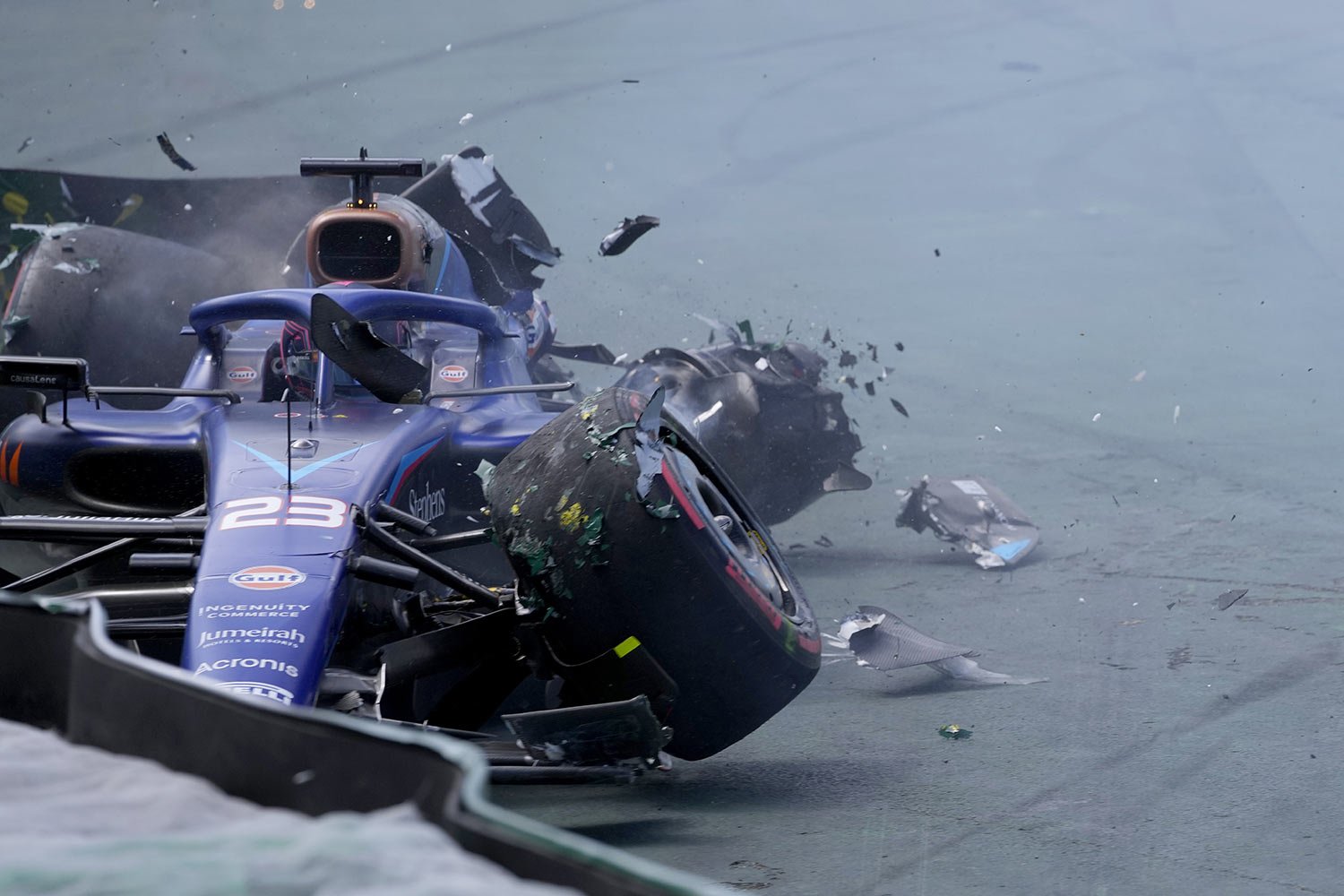 Williams driver Alexander Albon of Thailand crashes out of the race during the Brazilian Formula One Grand Prix at the Interlagos race track in Sao Paulo, Brazil, Nov. 5, 2023. (AP Photo/Andre Penner) 