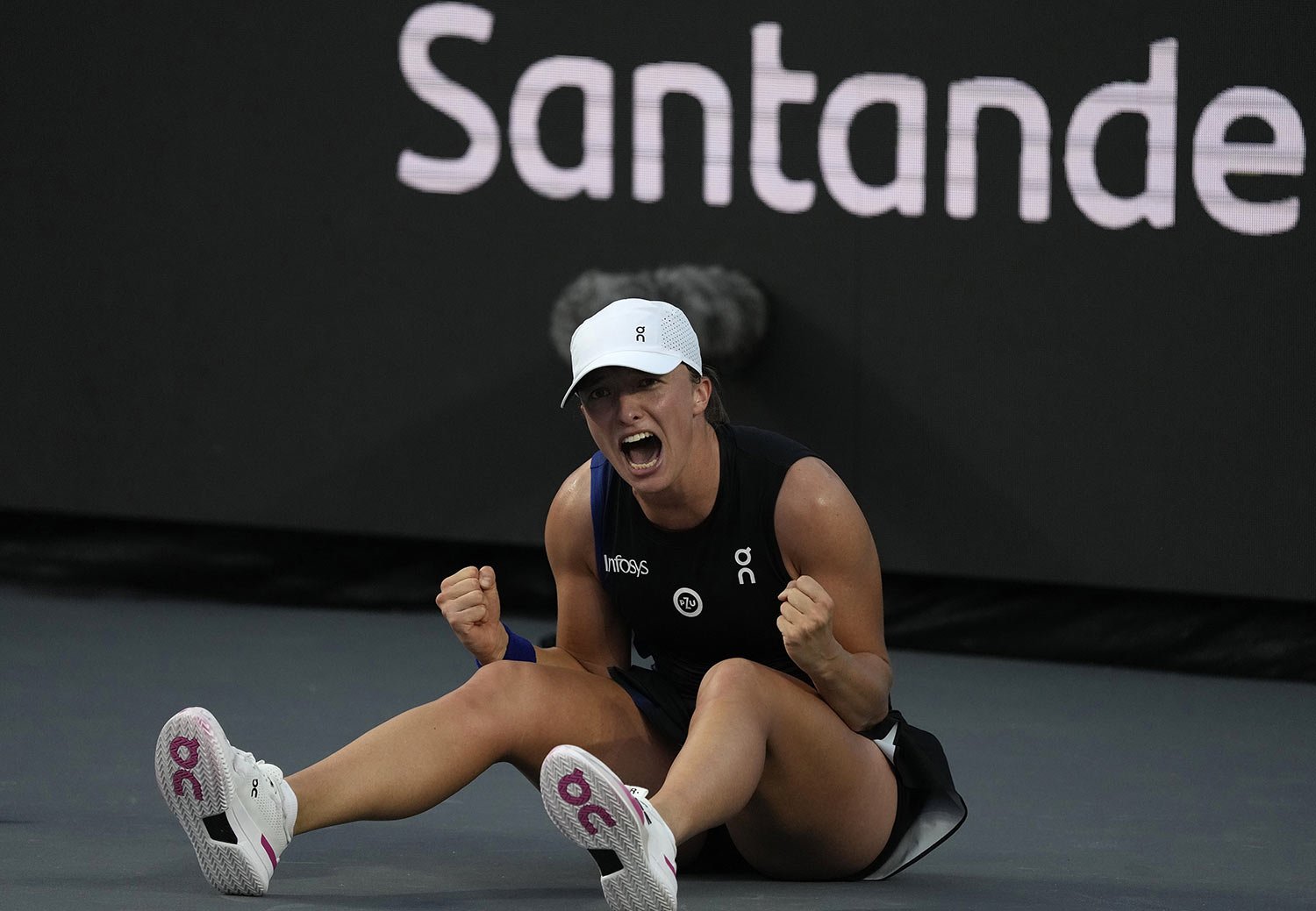  Iga Swiatek, of Poland, celebrates her victory  in the women's singles final at the WTA Finals tennis championships, in Cancun, Mexico, Nov. 6, 2023. (AP Photo/Fernando Llano) 