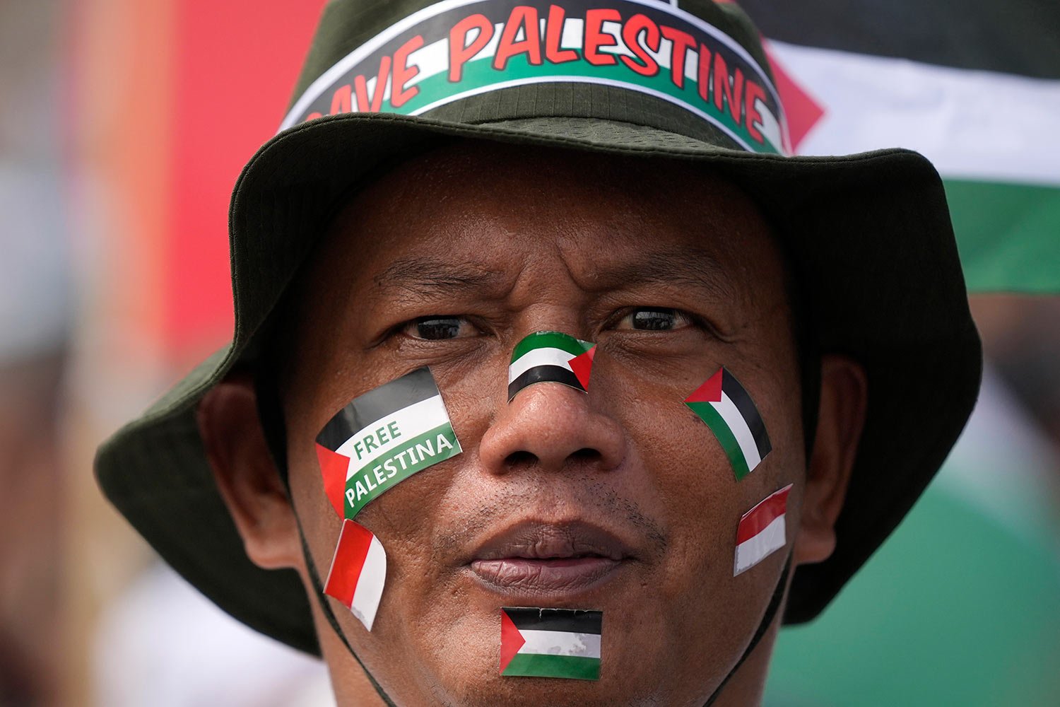  A man wears stickers of Palestinian and Indonesian flags during a rally in support of the Palestinians at the National Monument in Jakarta, Indonesia, Sunday, Nov. 5, 2023. (AP Photo/Dita Alangkara) 