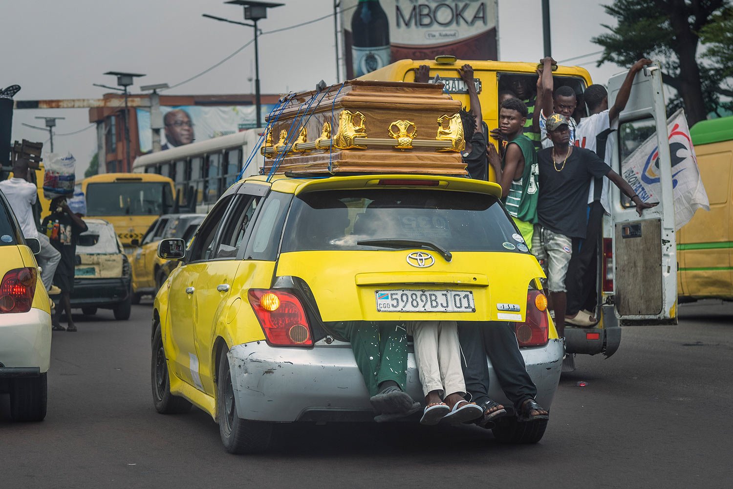  A taxi carrying a casket navigates through heavy traffic following the departure of Pope Francis from Kinshasa, Congo, Friday Feb. 3, 2023. . (AP Photo/Jerome Delay) 