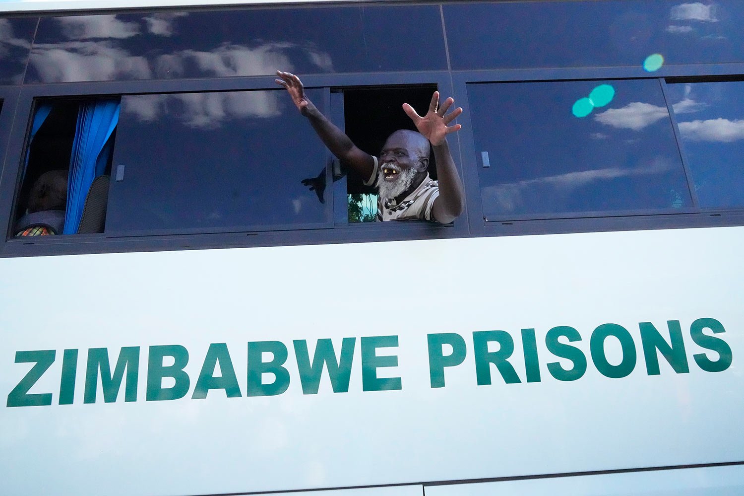  An elderly freed prisoner celebrates after he was released from Harare Central Prison in Harare, Friday, May, 19, 2023.  (AP Photo/Tsvangirayi Mukwazhi) 