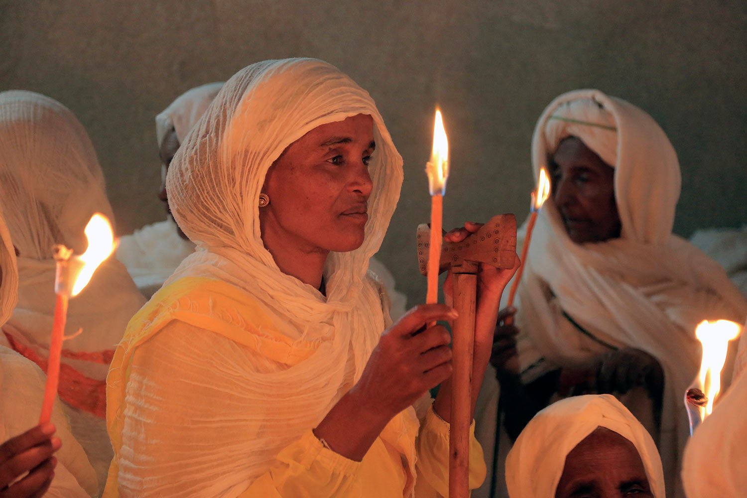  A woman holds a candle during the Orthodox Easter religious procession, in Addis Ababa, Sunday, April 16, 2023. (AP Photo)  