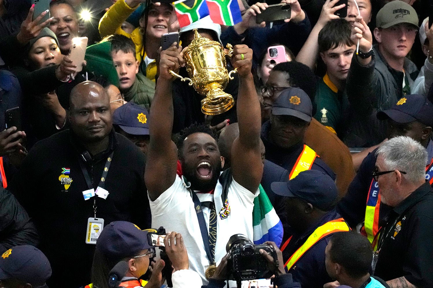  South Africa's Siya Kolisi holds the Webb Ellis trophy as fans welcome South Africa' Springbok team during their arrival at O.R Tambo's international airport in Johannesburg, South Africa, Tuesday Oct. 31, 2023, after the Rugby World Cup. (AP Photo/