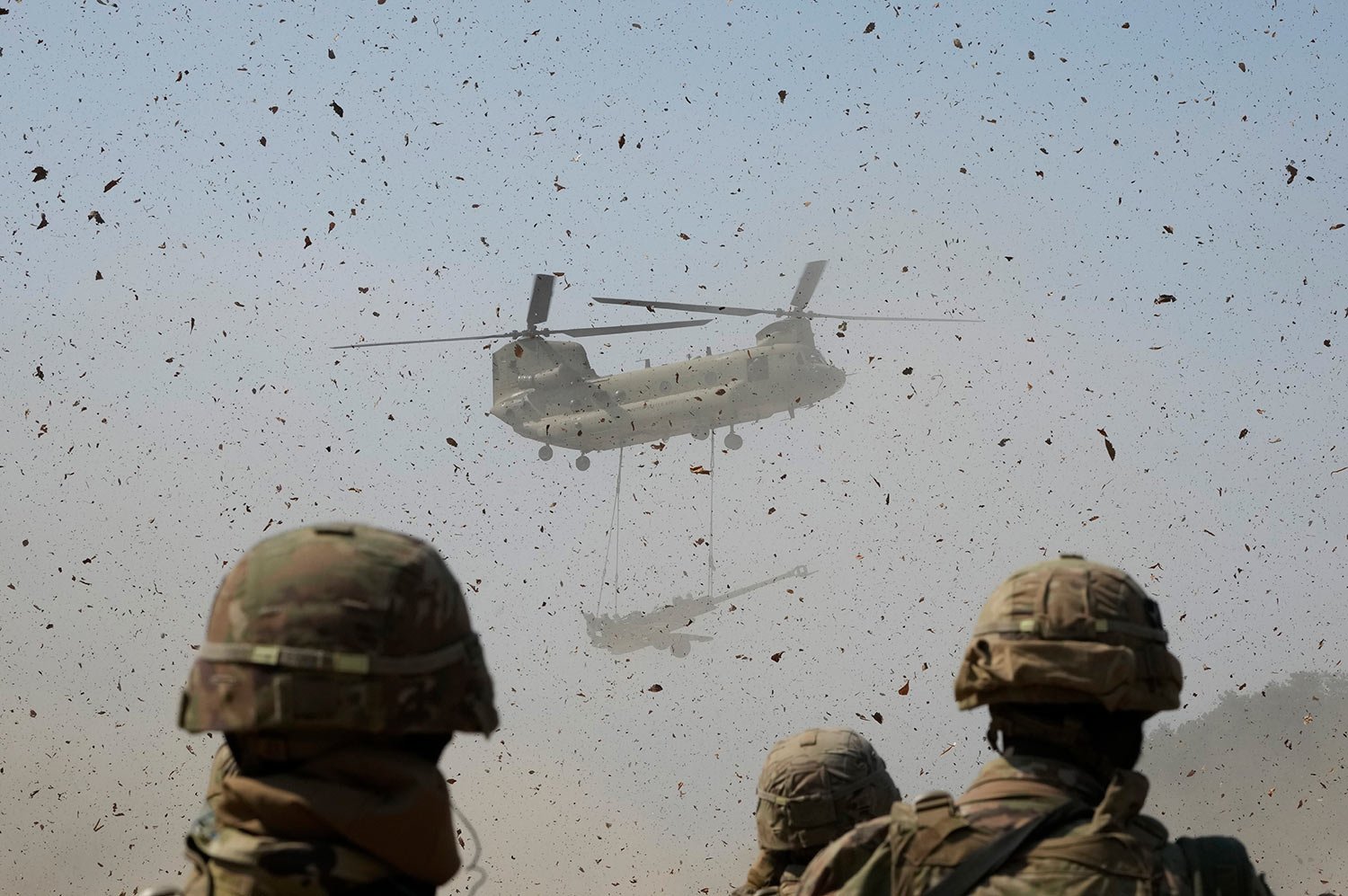  A U.S Army CH-47 Chinook helicopter transports a M777 howitzer during a joint military drill between South Korea and the United States at Rodriguez Live Fire Complex in Pocheon, South Korea, Sunday, March 19, 2023. (AP Photo/Ahn Young-joon) 