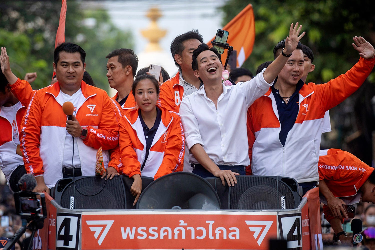  Pita Limjaroenrat, wearing a white shirt, leader of Move Forward Party, waves to his supporters, in Bangkok, Monday, May 15, 2023. (AP Photo/Wason Wanichakorn) 