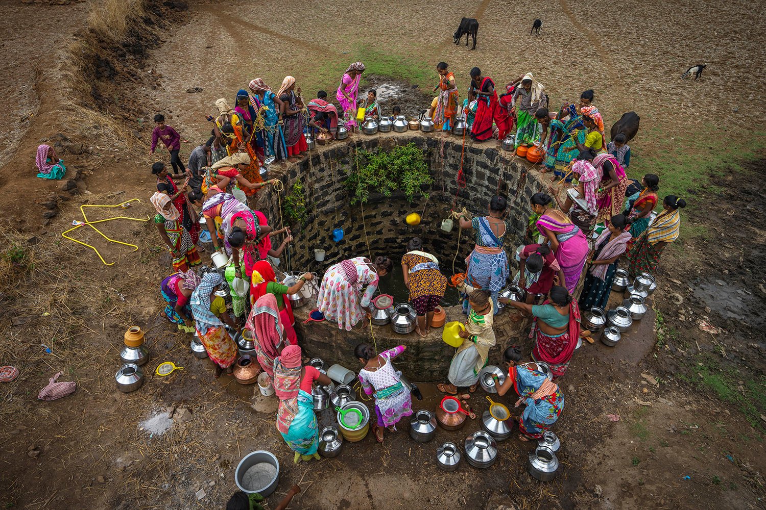  Villagers gather around a well to draw water in Telamwadi, northeast of Mumbai, India, Saturday, May 6, 2023. (AP Photo/Dar Yasin) 