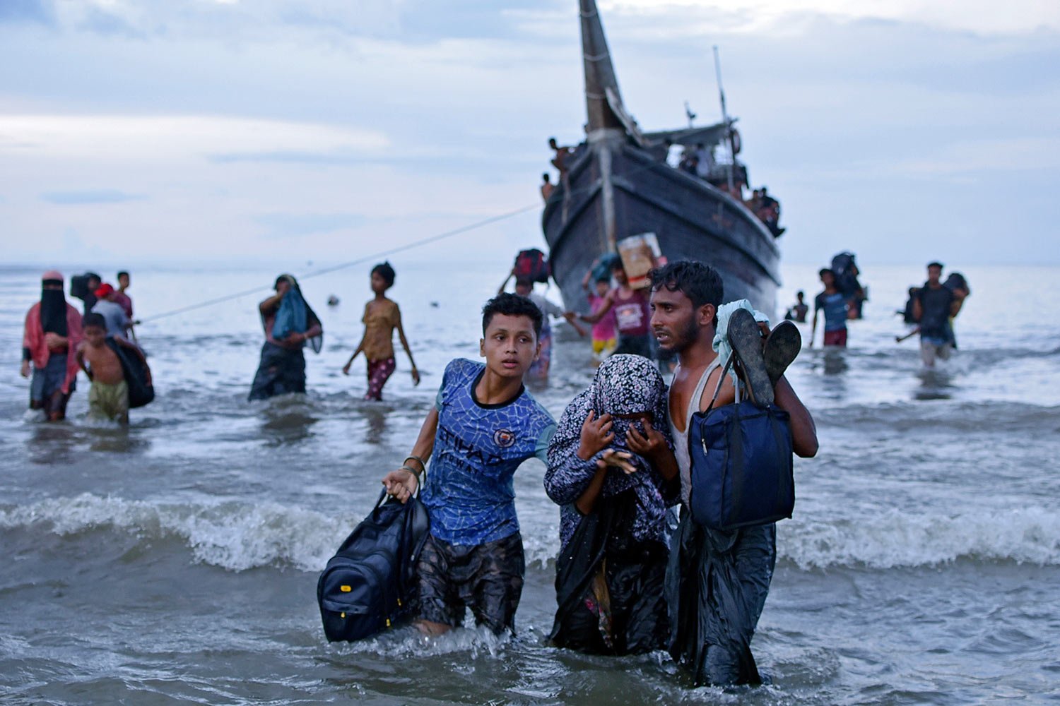  Ethnic Rohingya disembark from their boat upon landing in Ulee Madon, North Aceh, Indonesia, Thursday, Nov. 16, 2023. (AP Photo/Rahmat Mirza) 