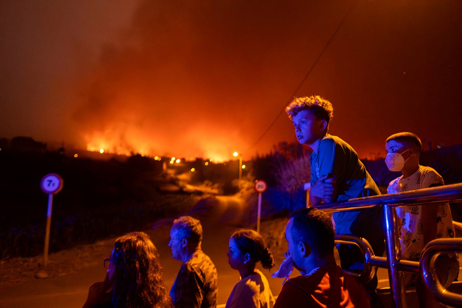  Local residents try to reach their houses in Benijos village as police block the area as fire advances in La Orotava in Tenerife, Canary Islands, Spain on Saturday, Aug. 19, 2023. (AP Photo/Arturo Rodriguez) 