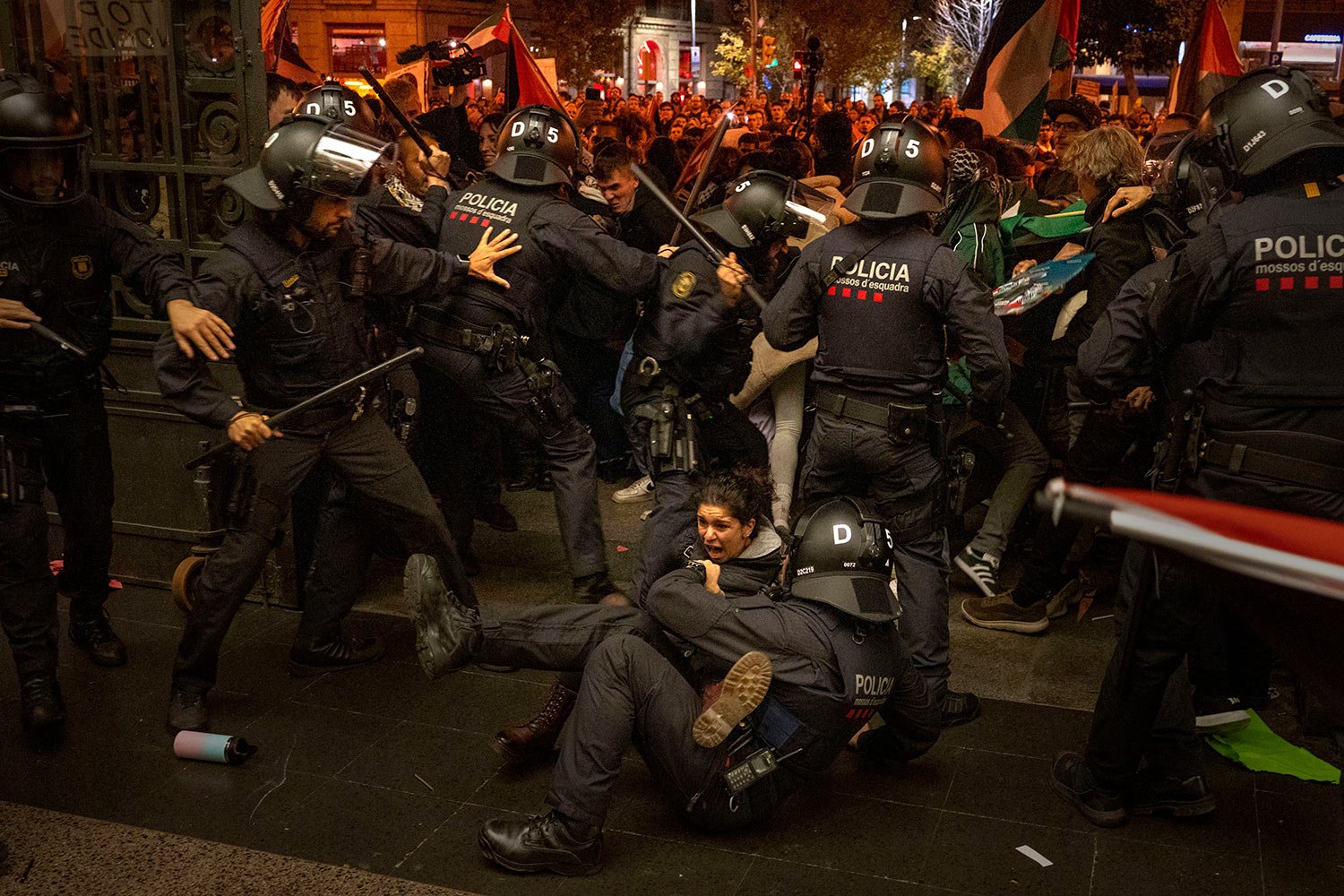  Police officers clash with pro-Palestinian demonstrators as they try to enter at a train station in Barcelona, Spain, Saturday, Nov. 11, 2023. (AP Photo/Emilio Morenatti) 