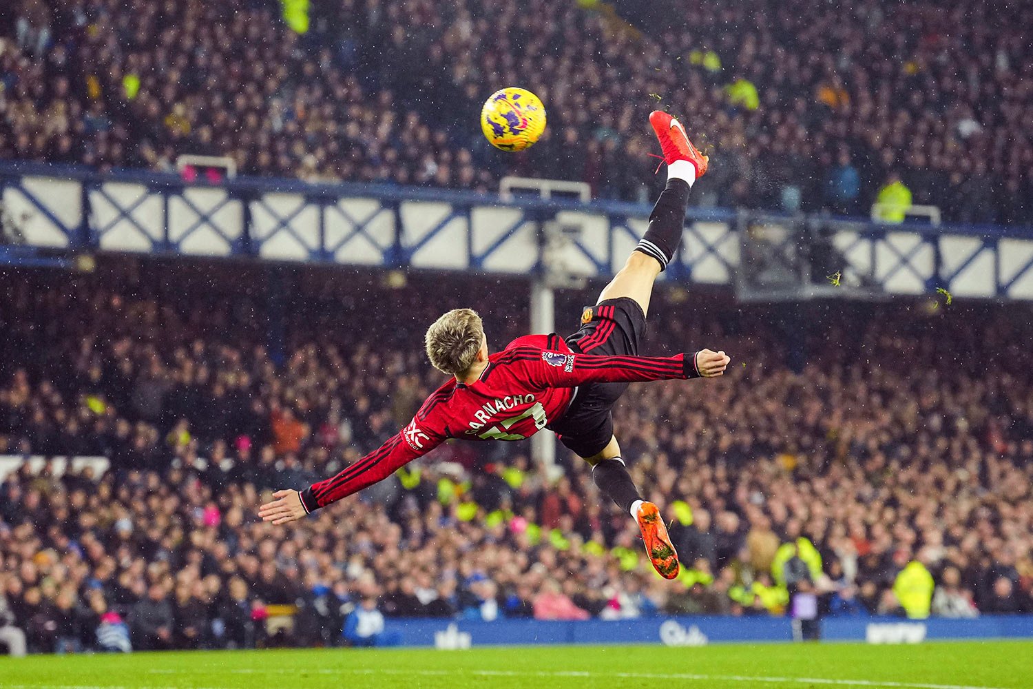  Manchester United's Alejandro Garnacho scores his side's first goal during the English Premier League soccer match between Everton and Manchester United, at Goodison Park Stadium, in Liverpool, England, Sunday , Nov. 26, 2023. (AP Photo/Jon Super) 