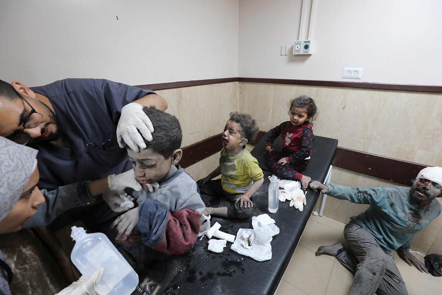  Palestinian children wounded in the Israeli bombardment of the Gaza Strip are treated at al Aqsa Hospital on Deir al Balah, Gaza Strip, Tuesday, Nov. 21, 2023. (AP Photo/Marwan Saleh) 