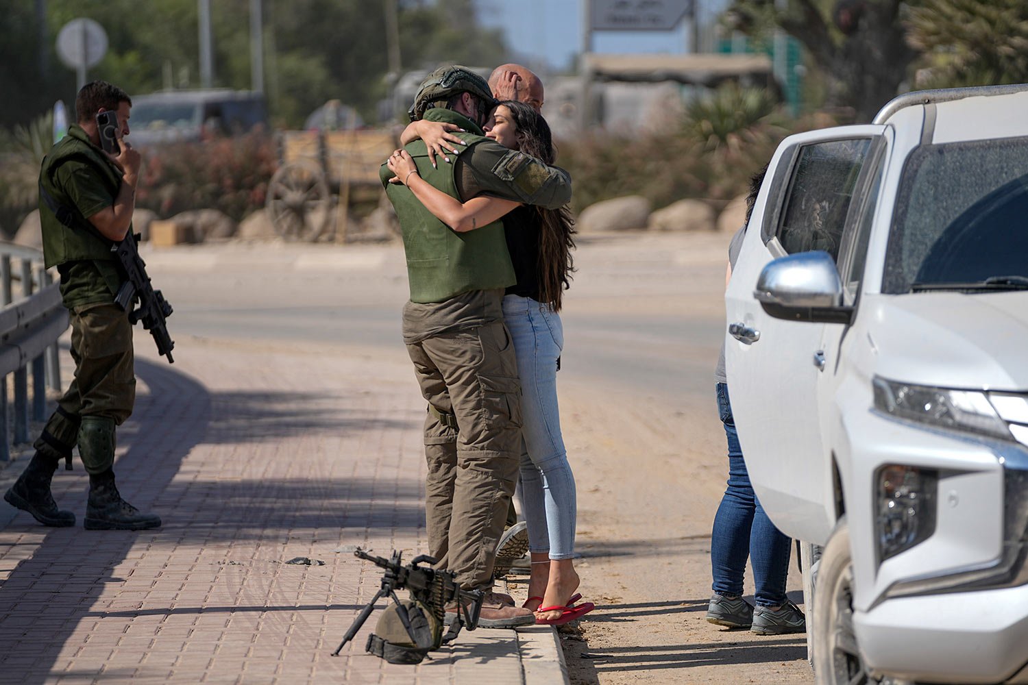  An Israeli soldier hugs his partner near the border with the Gaza Strip, southern Israel, Friday, Oct. 20, 2023. (AP Photo/Ohad Zwigenberg) 