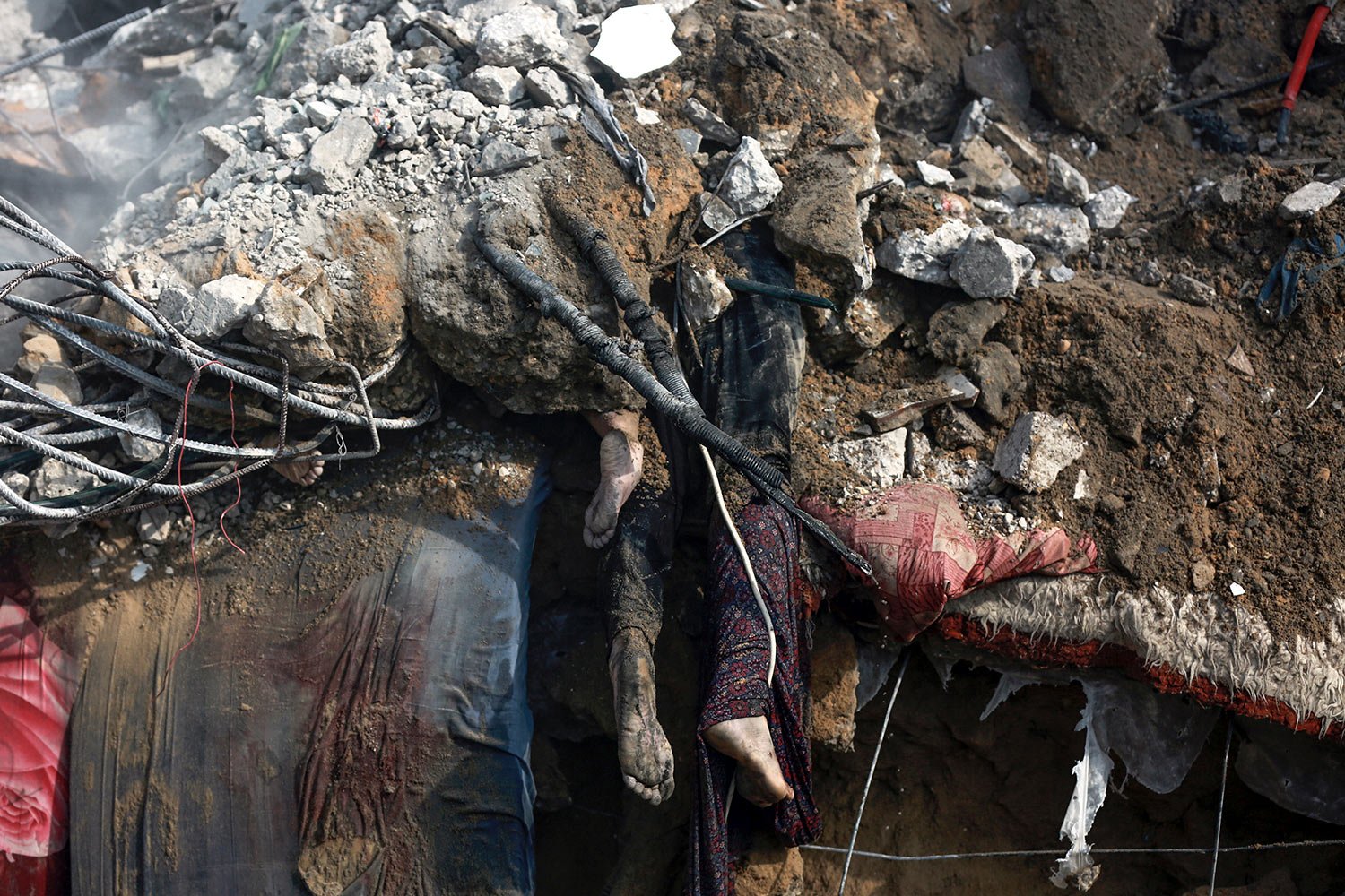  Bodies of dead Palestinians are seen under the rubble of a destroyed house after Israeli airstrikes on Gaza City, Tuesday, Oct. 24, 2023. (AP Photo/Abed Khaled) 