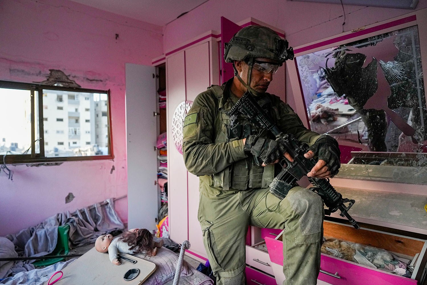  An Israeli soldier stands in an apartment during a ground operation in the Gaza Strip, Wednesday, Nov. 8, 2023.  (AP Photo/Ohad Zwigenberg) 