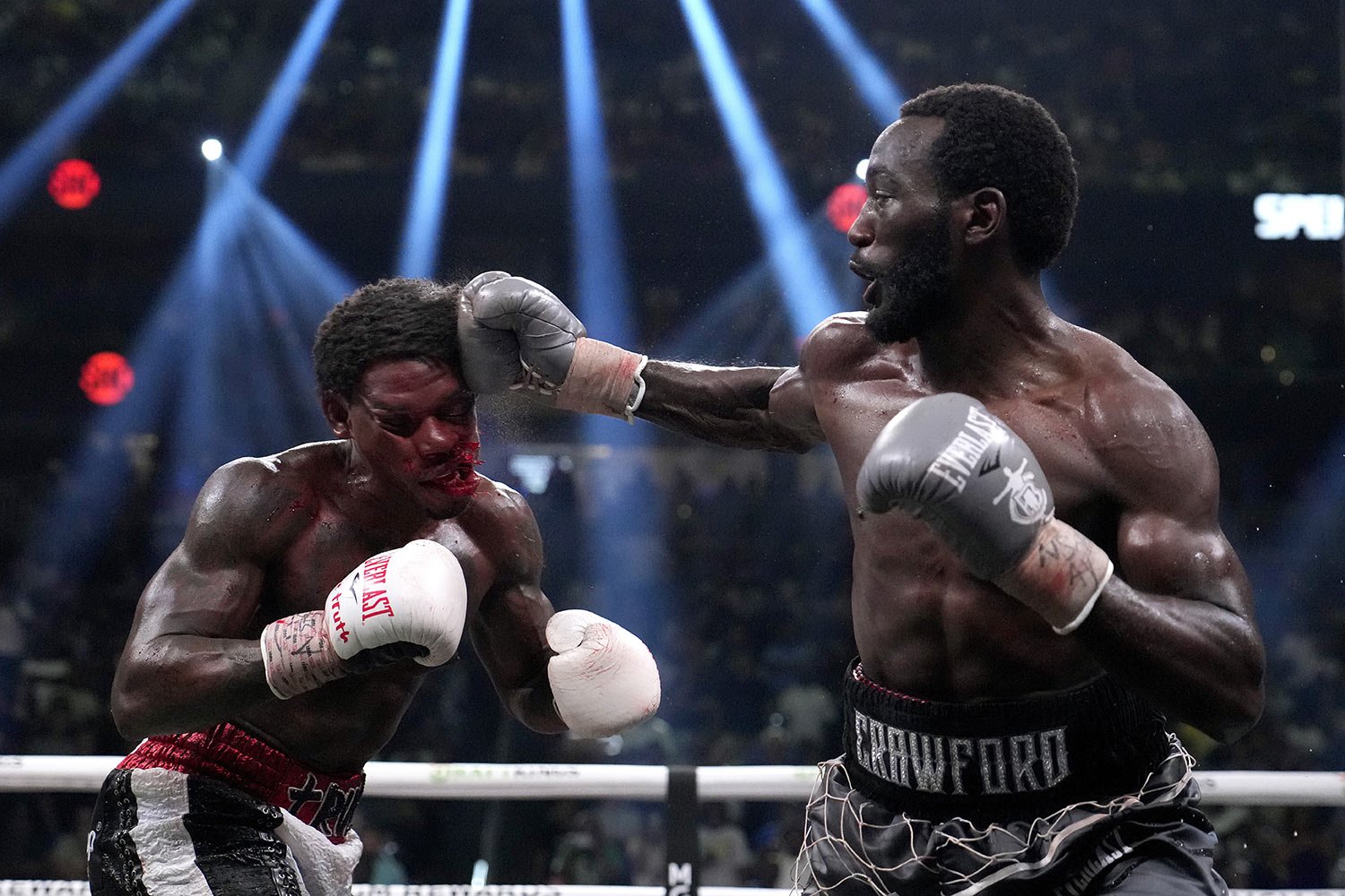  Terence Crawford, right, punches Errol Spence Jr. during their undisputed welterweight championship boxing match, in Las Vegas, July 29, 2023. (AP Photo/John Locher) 