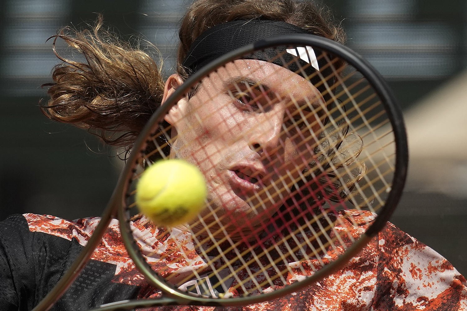  Greece's Stefanos Tsitsipas plays a shot against Jiri Vesely of the Czech Republic during their first round match of the French Open tennis tournament at the Roland Garros stadium in Paris, May 28, 2023. (AP Photo/Christophe Ena) 