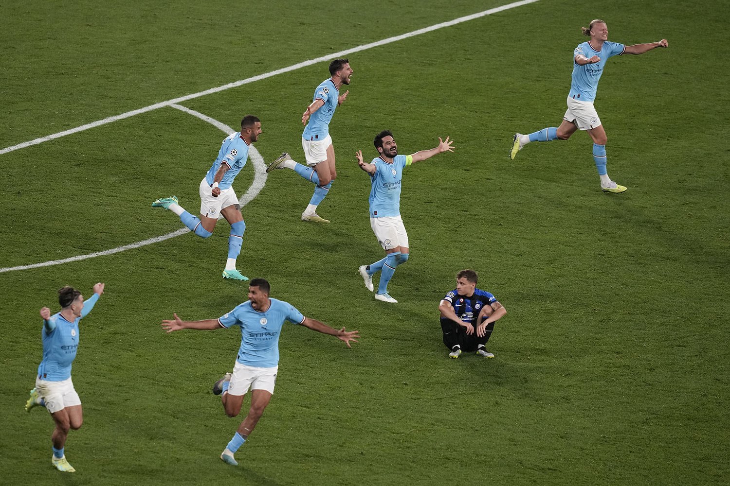  Manchester City soccer players celebrate their 1-0 win at the end of the Champions League final against Inter Milan, at the Ataturk Olympic Stadium in Istanbul, Turkey, June 10, 2023. (AP Photo/Thanassis Stavrakis) 